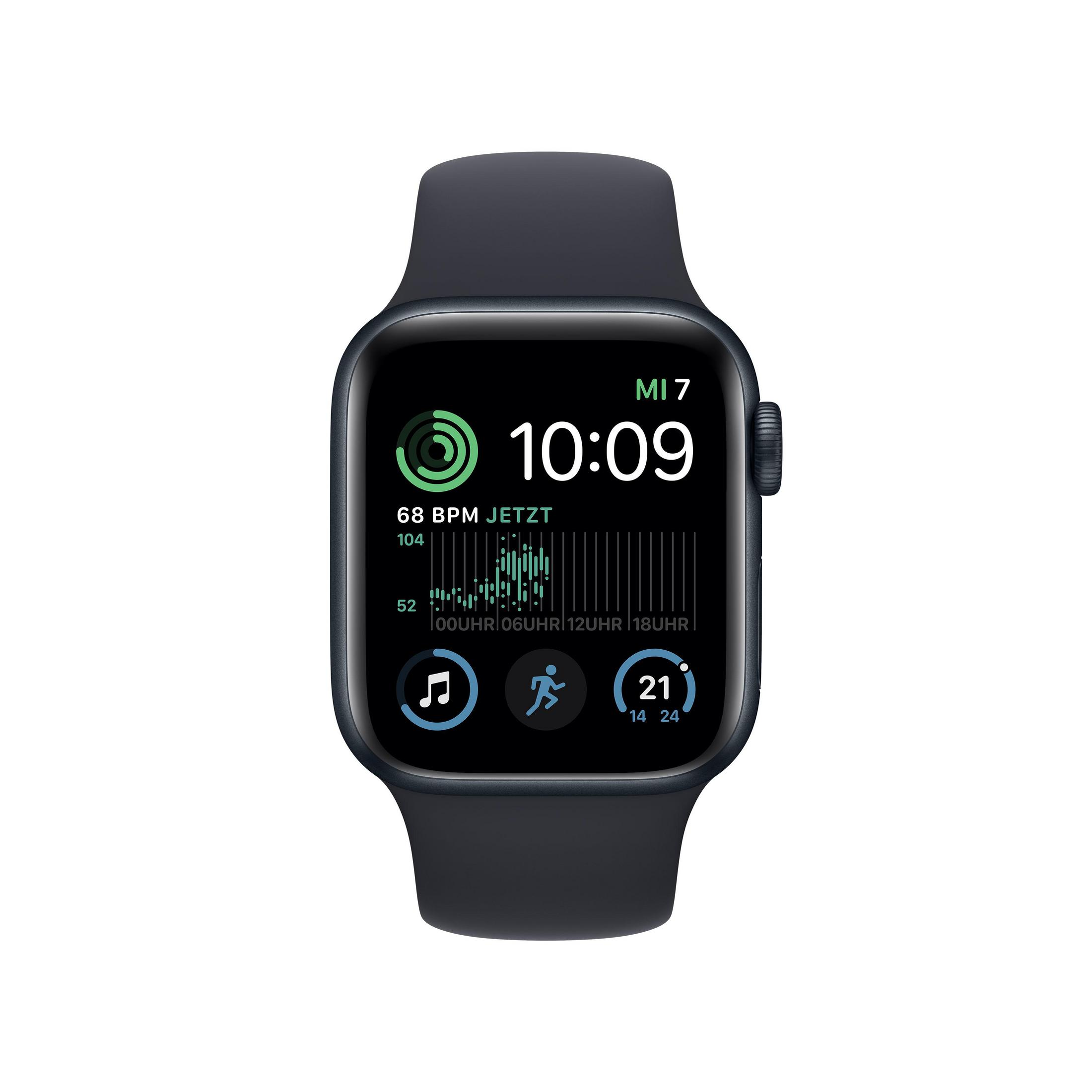 Een Apple Watch Series 7 met een marineblauwe band, met tijd, hartslag en activiteitsmetingen.
