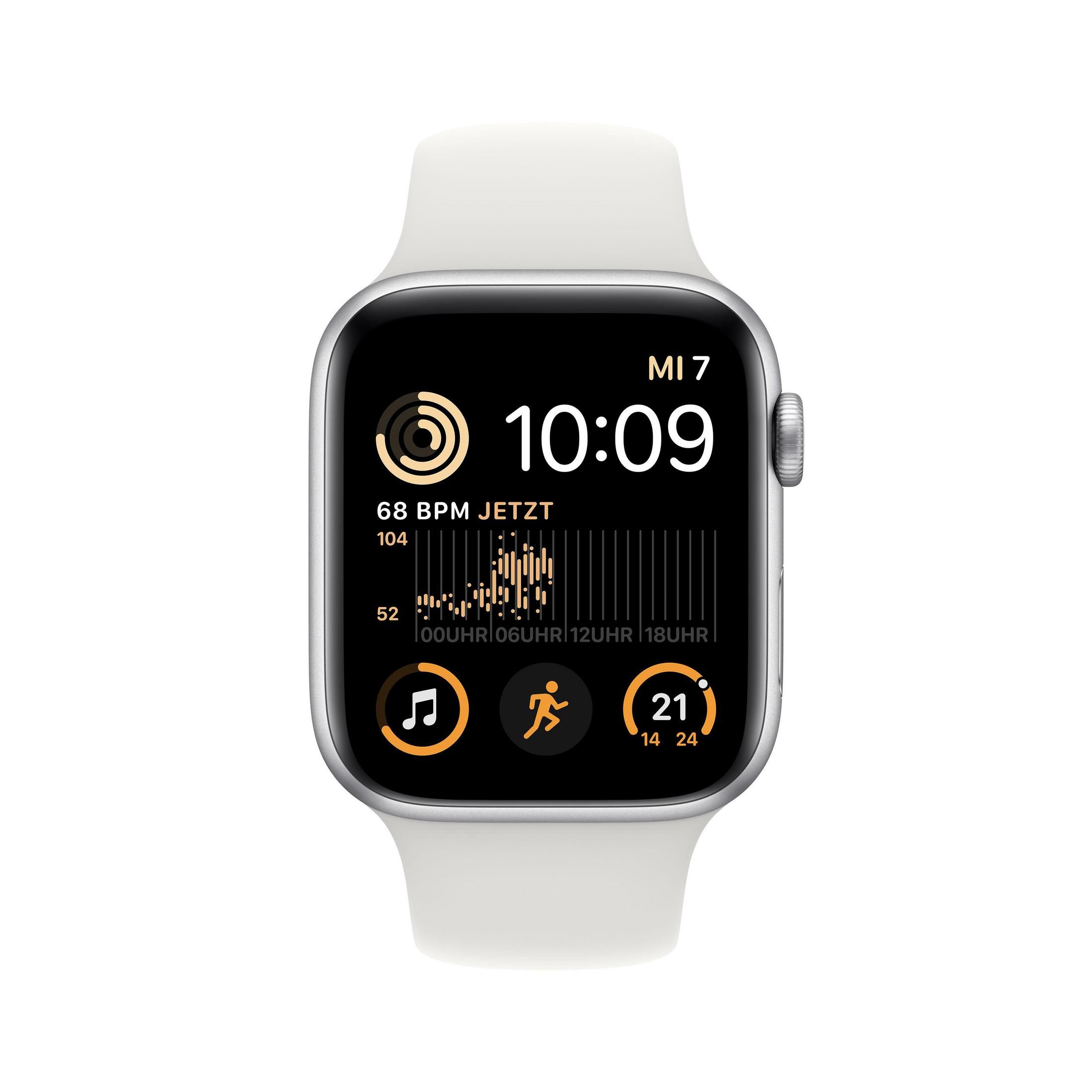 Zilveren Apple Watch met witte band toont tijd en gezondheidsgegevens.