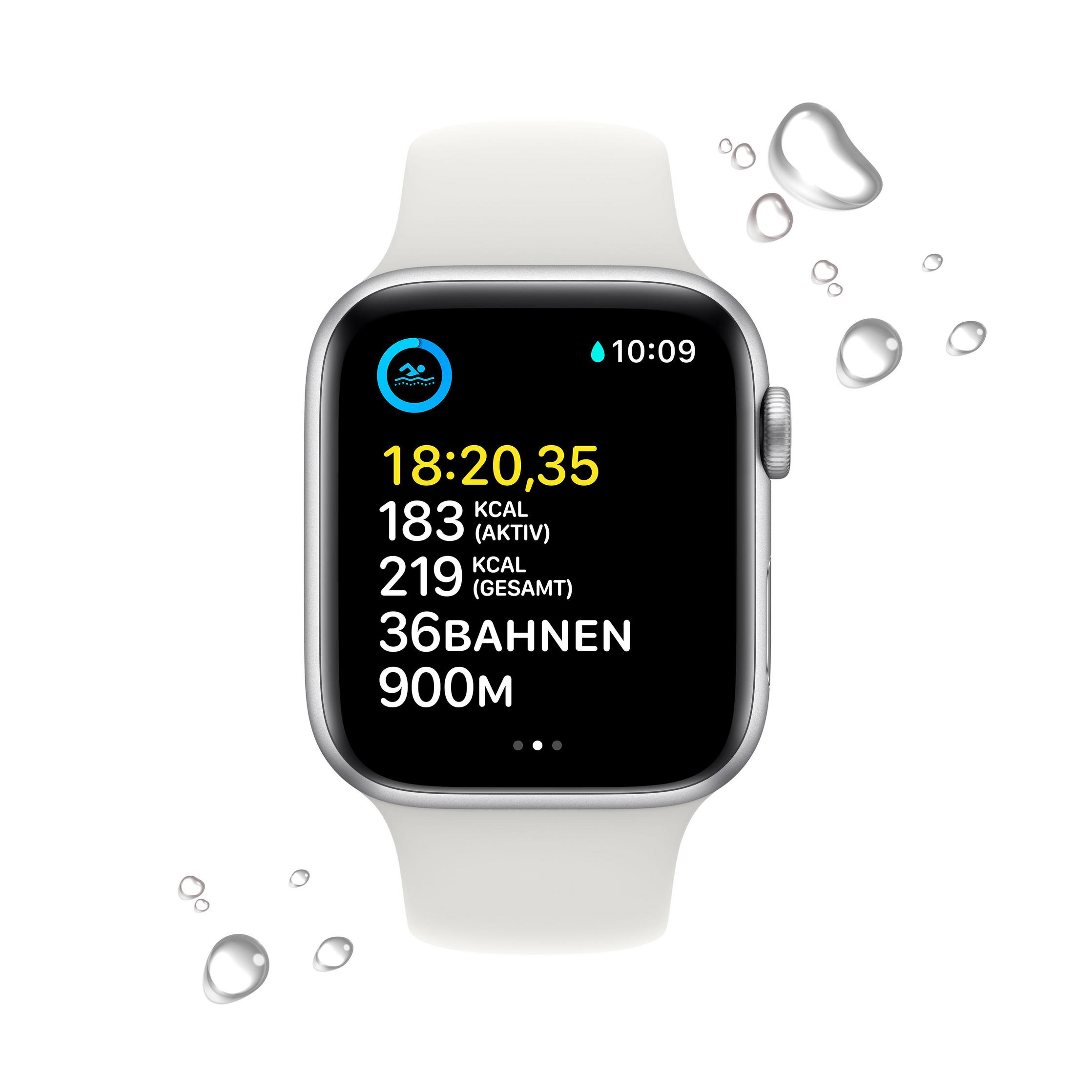 Zilveren Apple Watch met witte band, toont activiteitsgegevens: tijd, calorieën, actief en afstand.