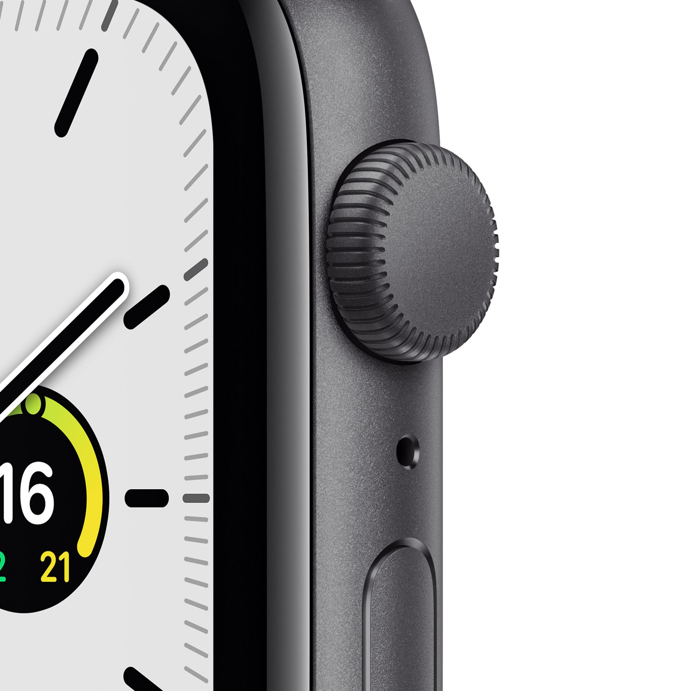 Nahaufnahme der Apple Watch. Krone und Taste sind sichtbar. Das Zifferblatt zeigt die Zeit.