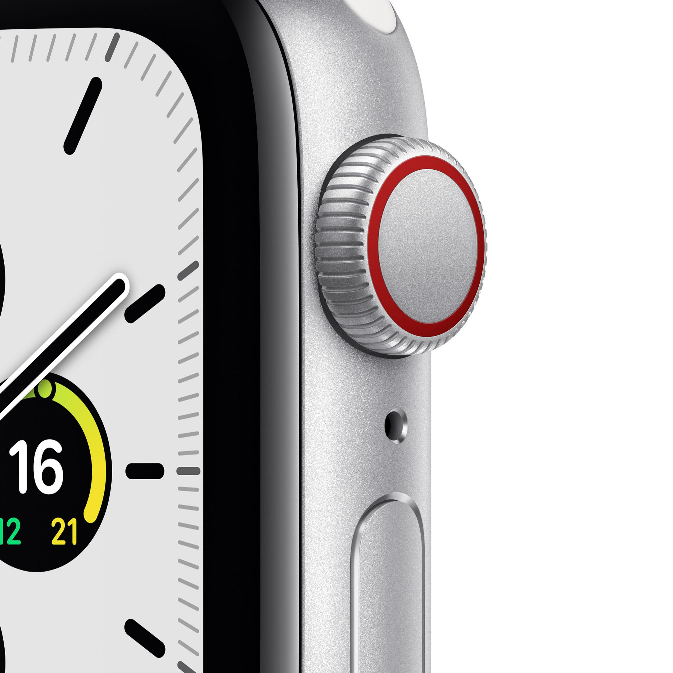 Primo piano di Apple Watch, cassa argento, display digitale con orario, e pulsante rosso.