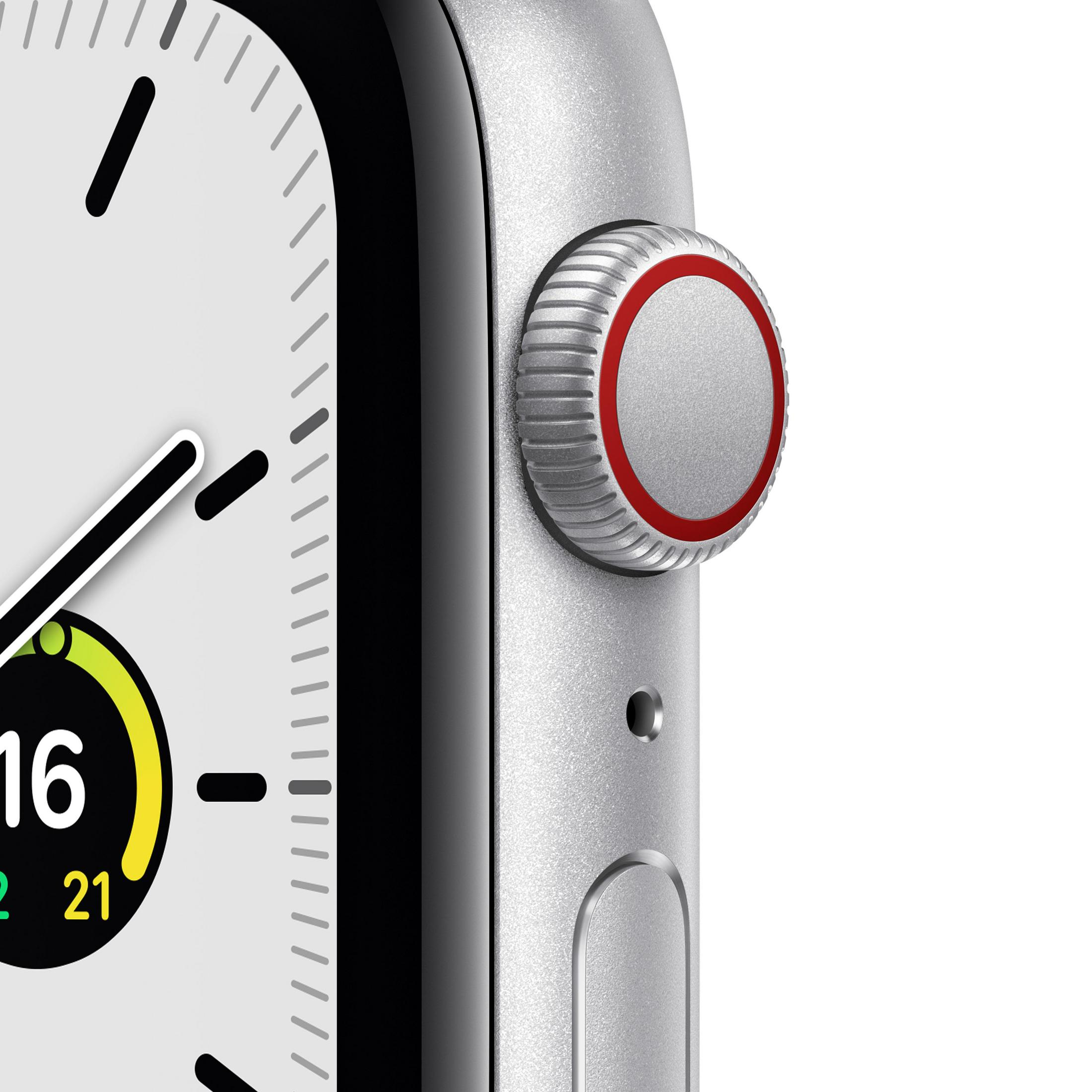 Primo piano di uno smartwatch argentato con pulsante bordato di rosso e quadrante.