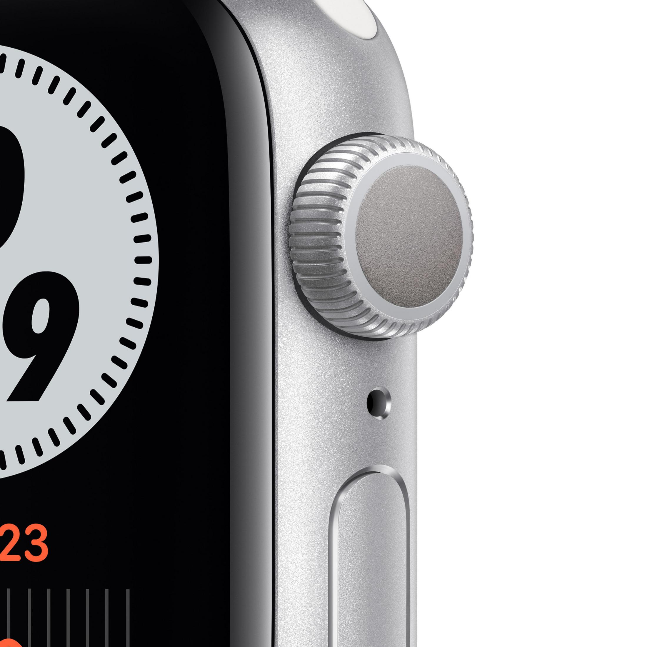 Nahaufnahme einer Apple Watch. Die Uhr hat ein silbernes Gehäuse und eine Digitalanzeige, die die Zeit anzeigt.