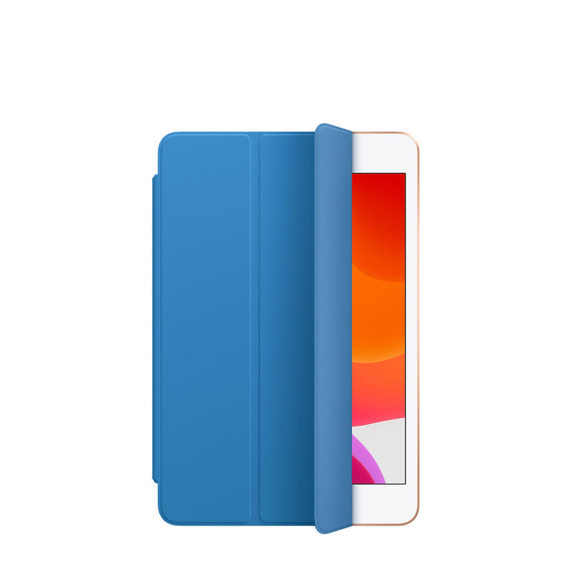 Eine blaue Tablethülle, teilweise geöffnet, die einen Tablet-Bildschirm zeigt, vor weißem Hintergrund.