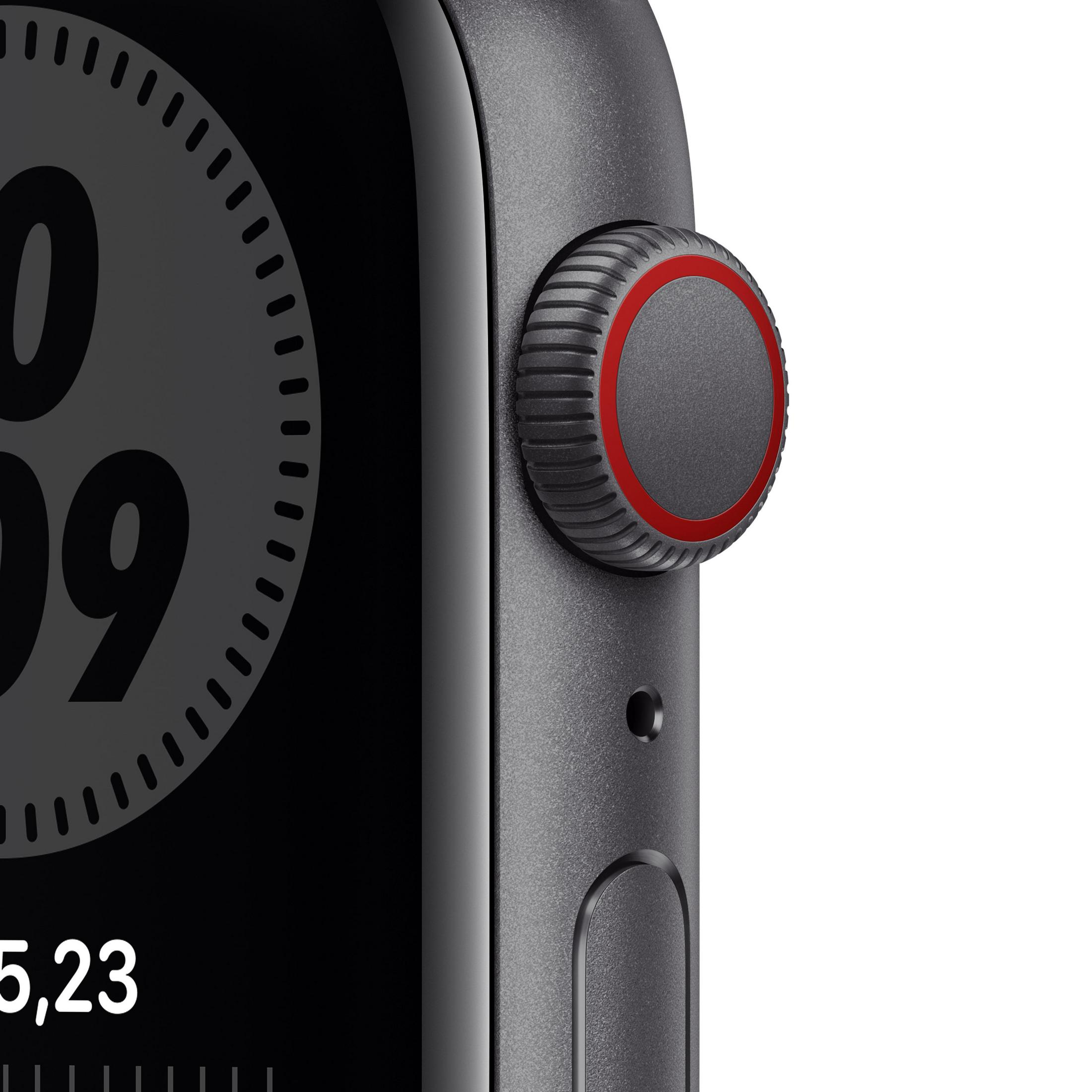 Nahaufnahme einer Smartwatch. Der Bildschirm zeigt die Zeit und ein Rad mit roten Details.