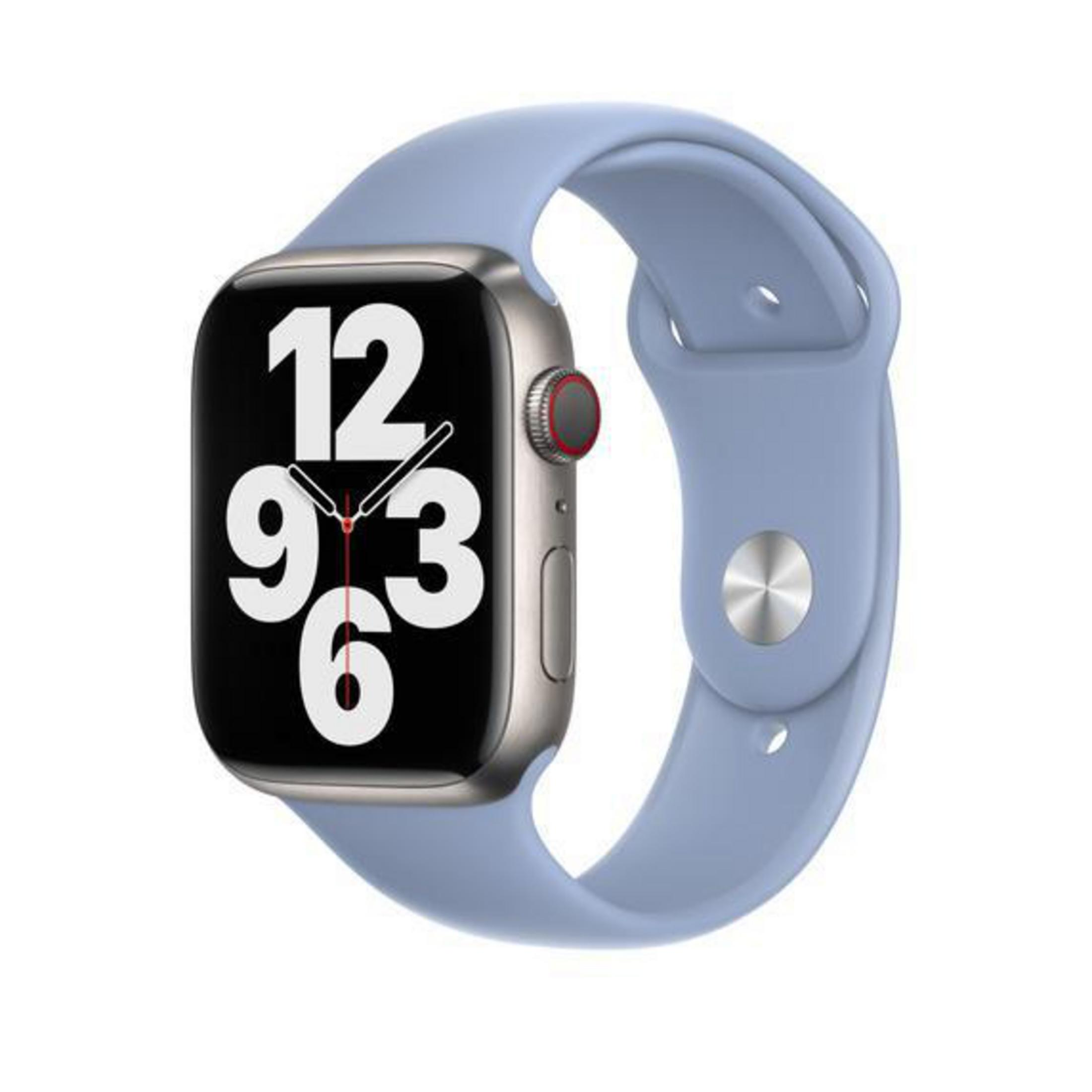 Apple Watch avec bracelet bleu clair. L'écran affiche l'heure : 12:09:06.