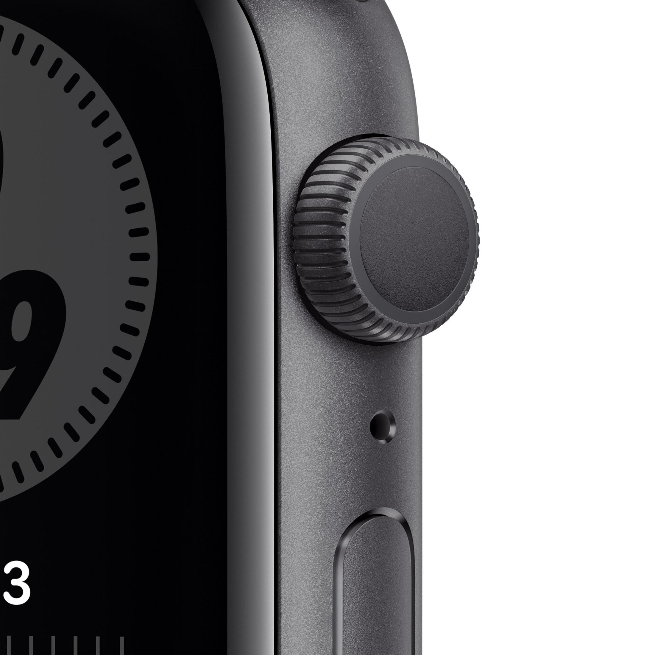 Nahaufnahme einer schwarzen Apple Watch mit Seitentaste und digitaler Krone.