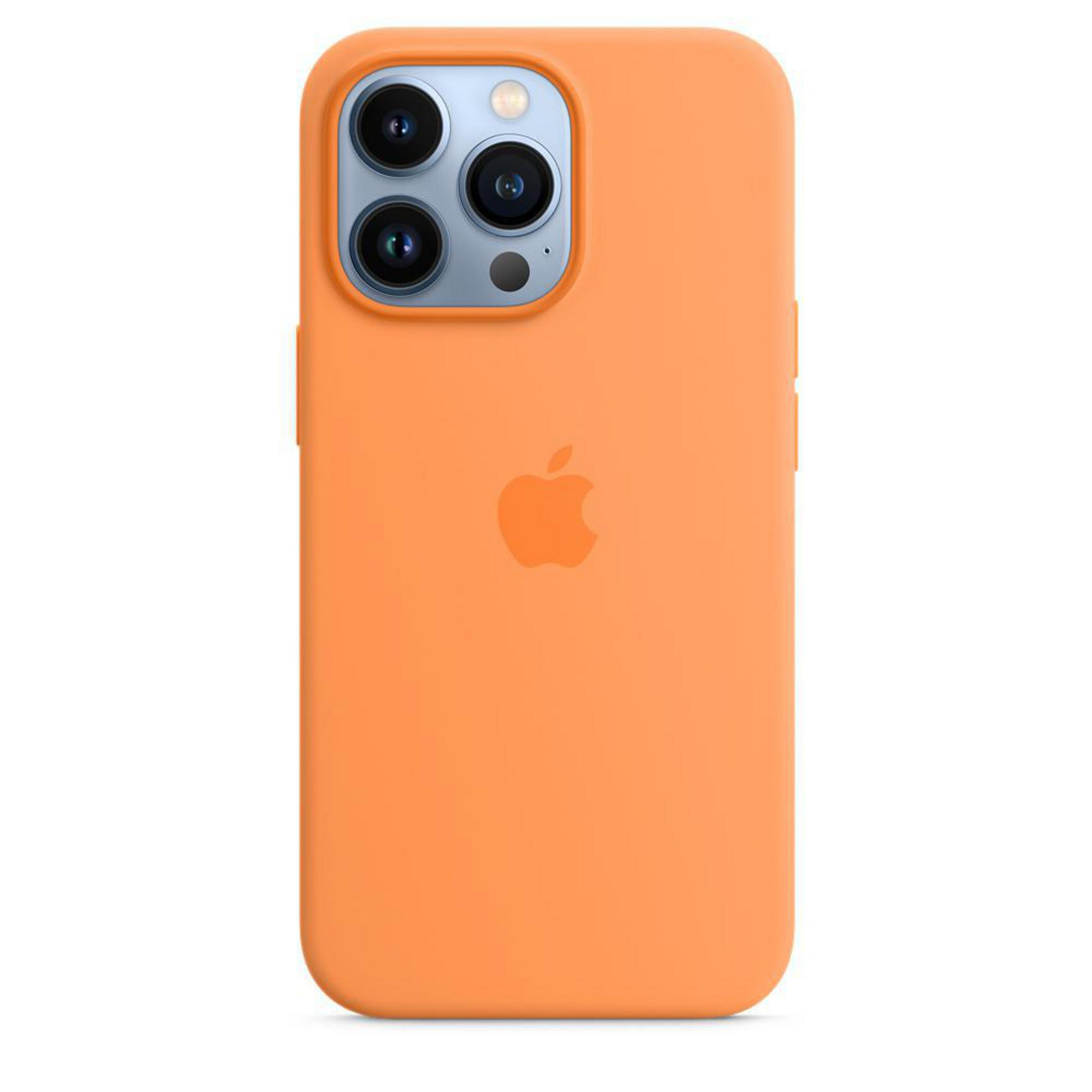 Oranje iPhone-hoes met camera-uitsparingen, witte achtergrond, achterkant.
