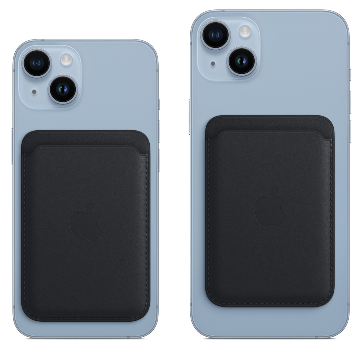 Zwei hellblaue iPhones mit angebrachten schwarzen Lederkartenhaltern, jeweils mit einem Apple-Logo.