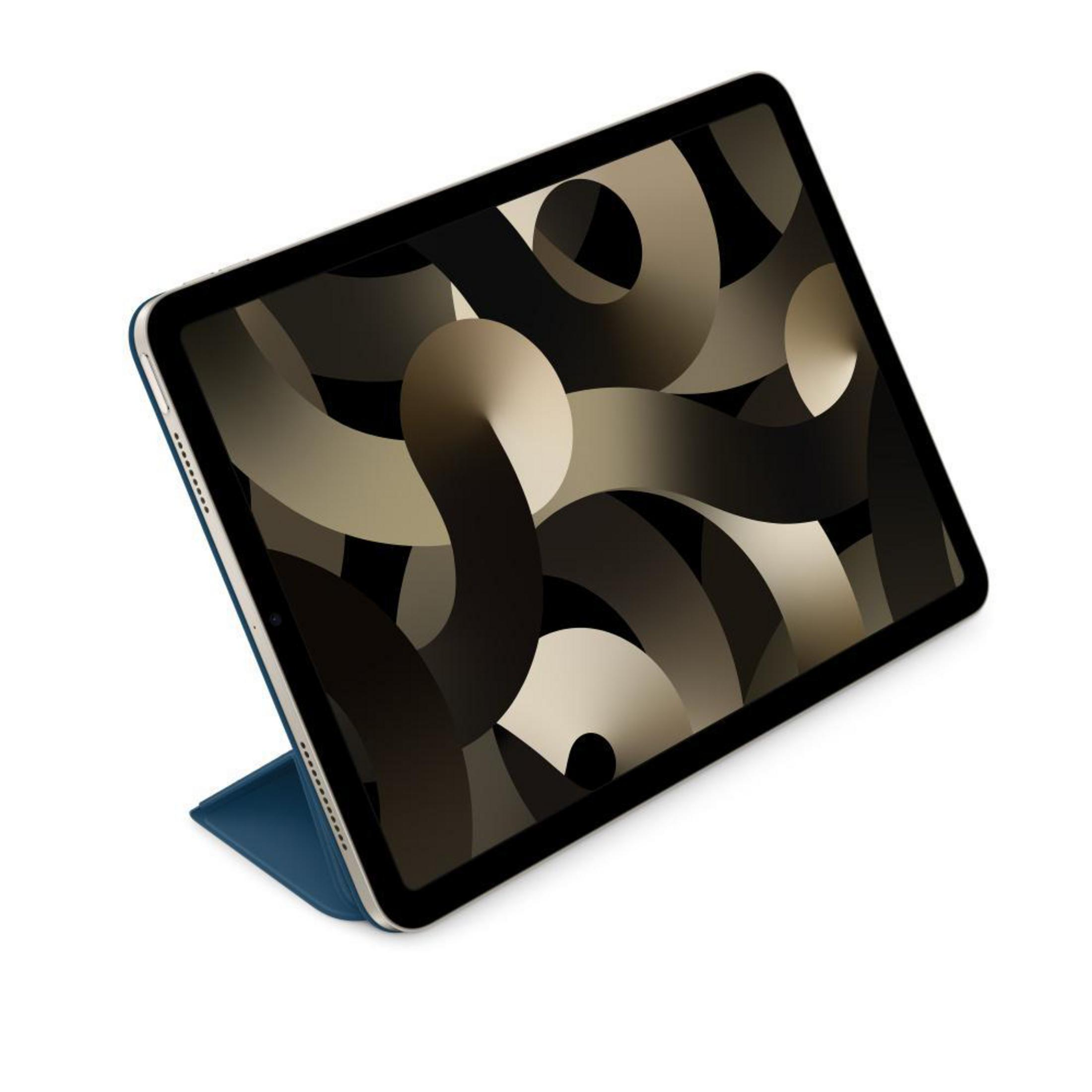 Un iPad dans une housse bleue, légèrement incliné. L'écran affiche un design abstrait.
