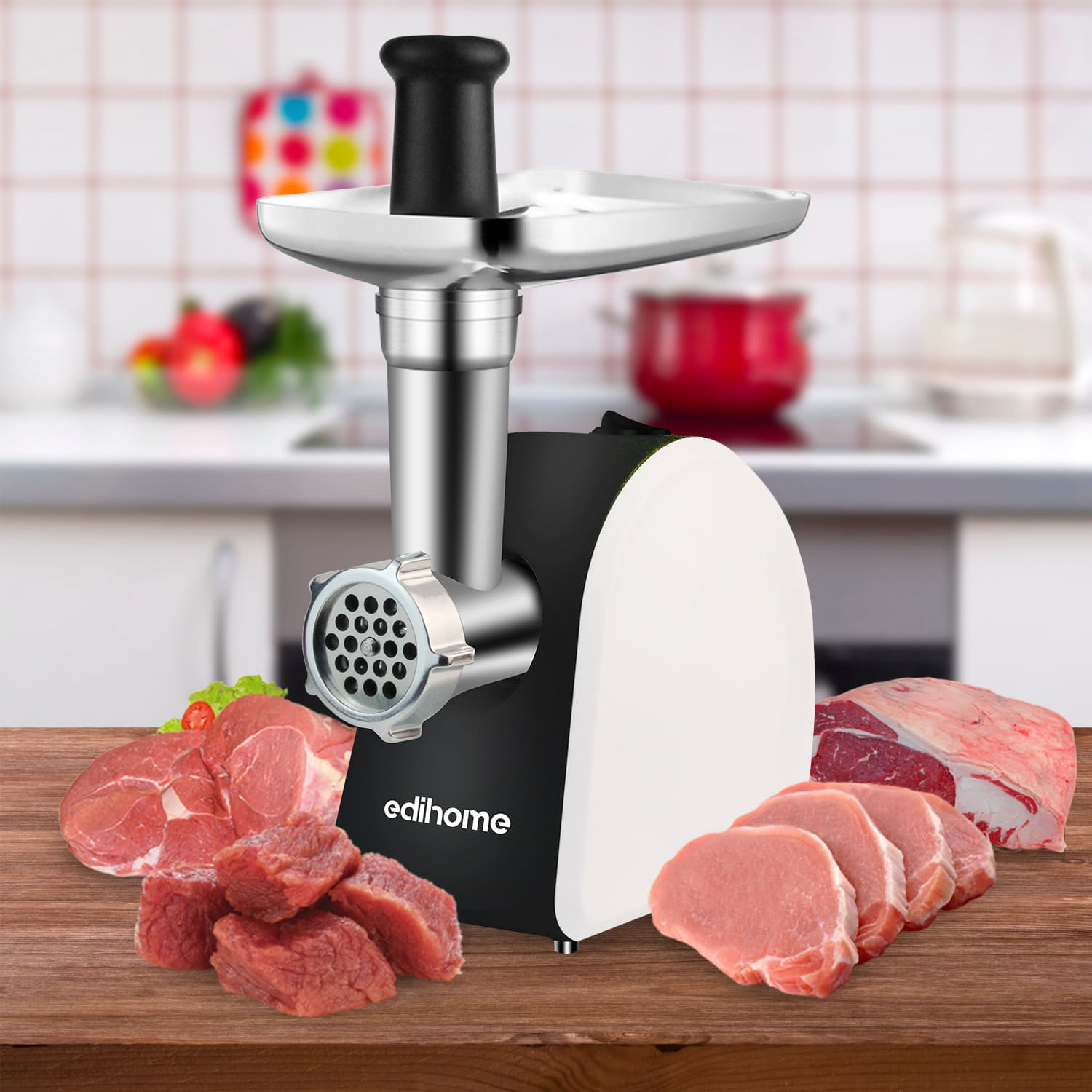 Picadora de carne con carne y verduras sobre superficie de madera en cocina.