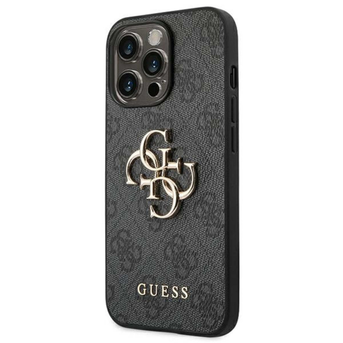 Eine schwarze Guess-Handyhülle mit goldenem Logo auf einer gemusterten Oberfläche.