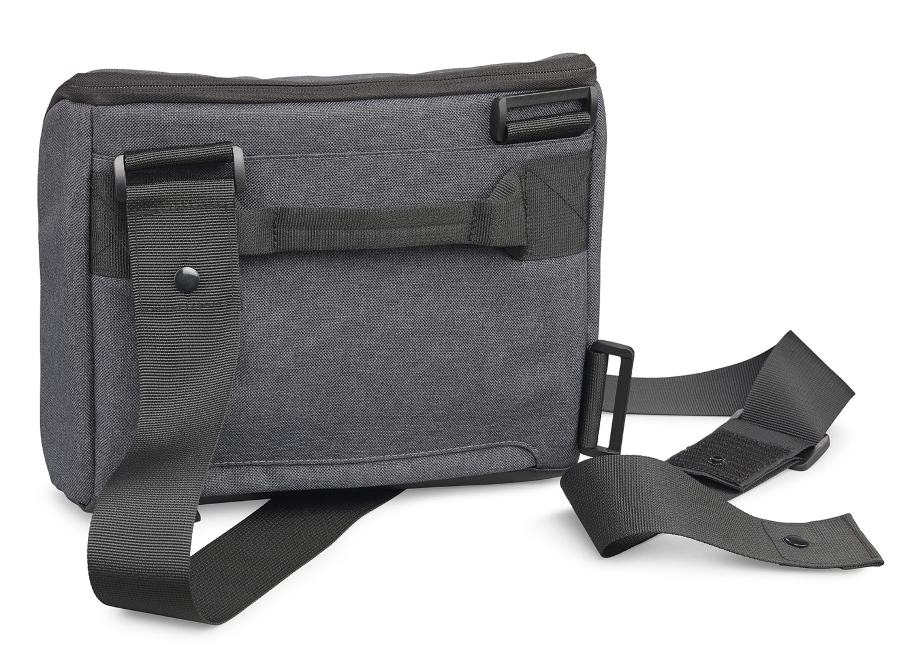 Eine graue Tasche mit Riemen und Schnallen. Sie hat einen schwarzen Griff und Trageriemen.