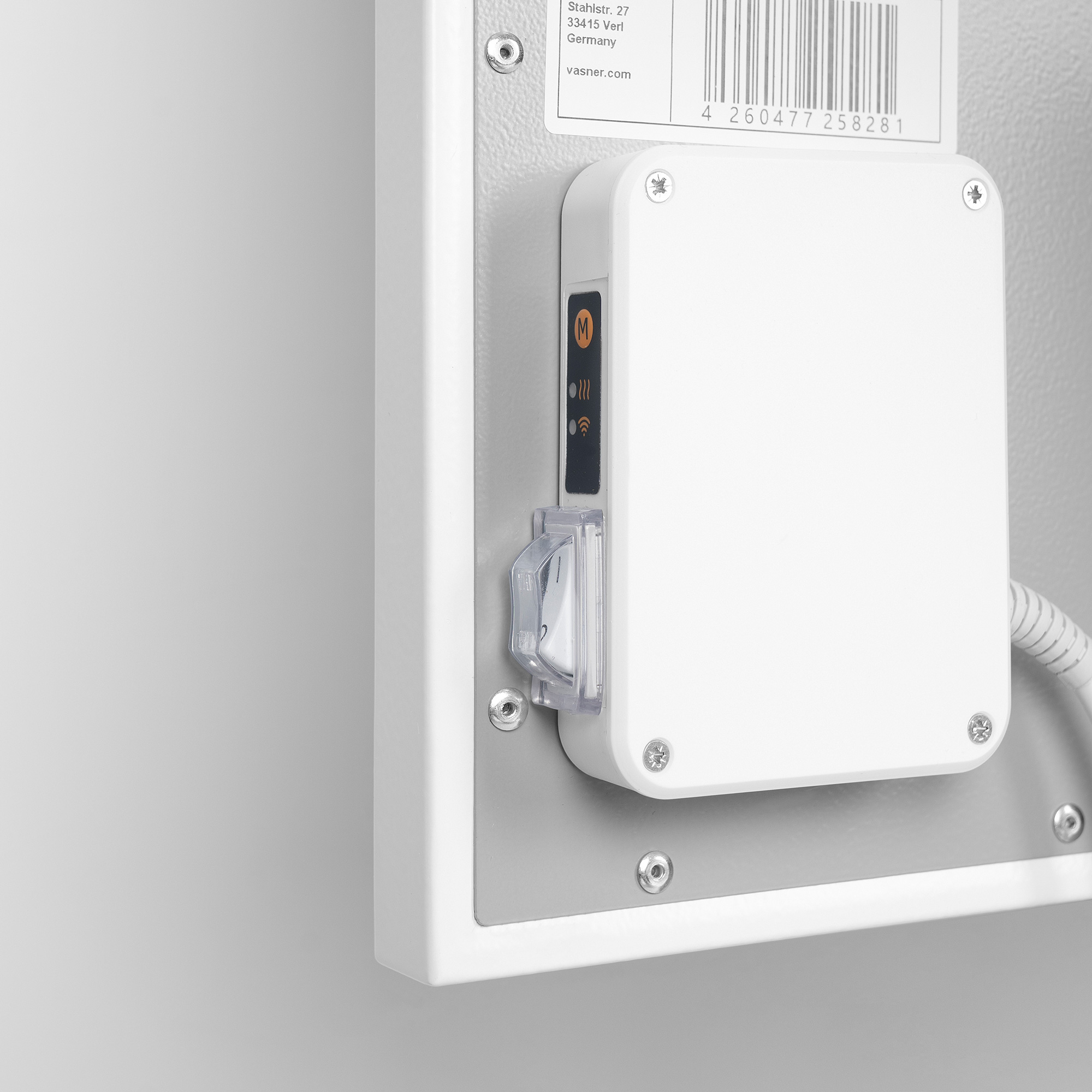 Eine weiße elektrische Box an der Wand mit einer Steckdose und einem kleinen Bedienfeld.