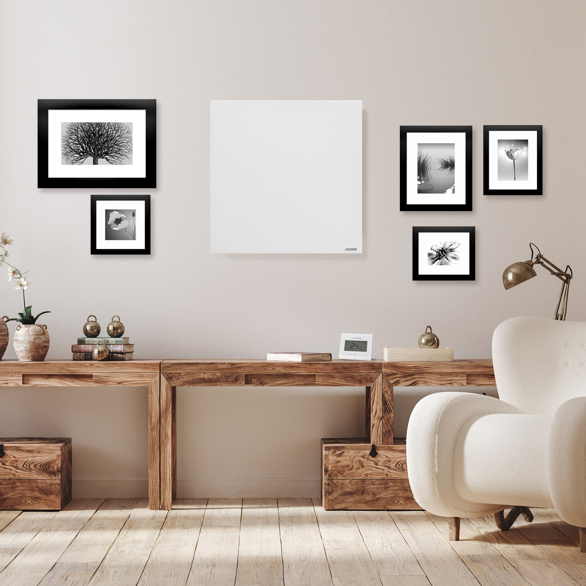 Ein Wohnzimmer mit weißer Wand, Kunstwerken, Holzmöbeln und einem weißen Stuhl.