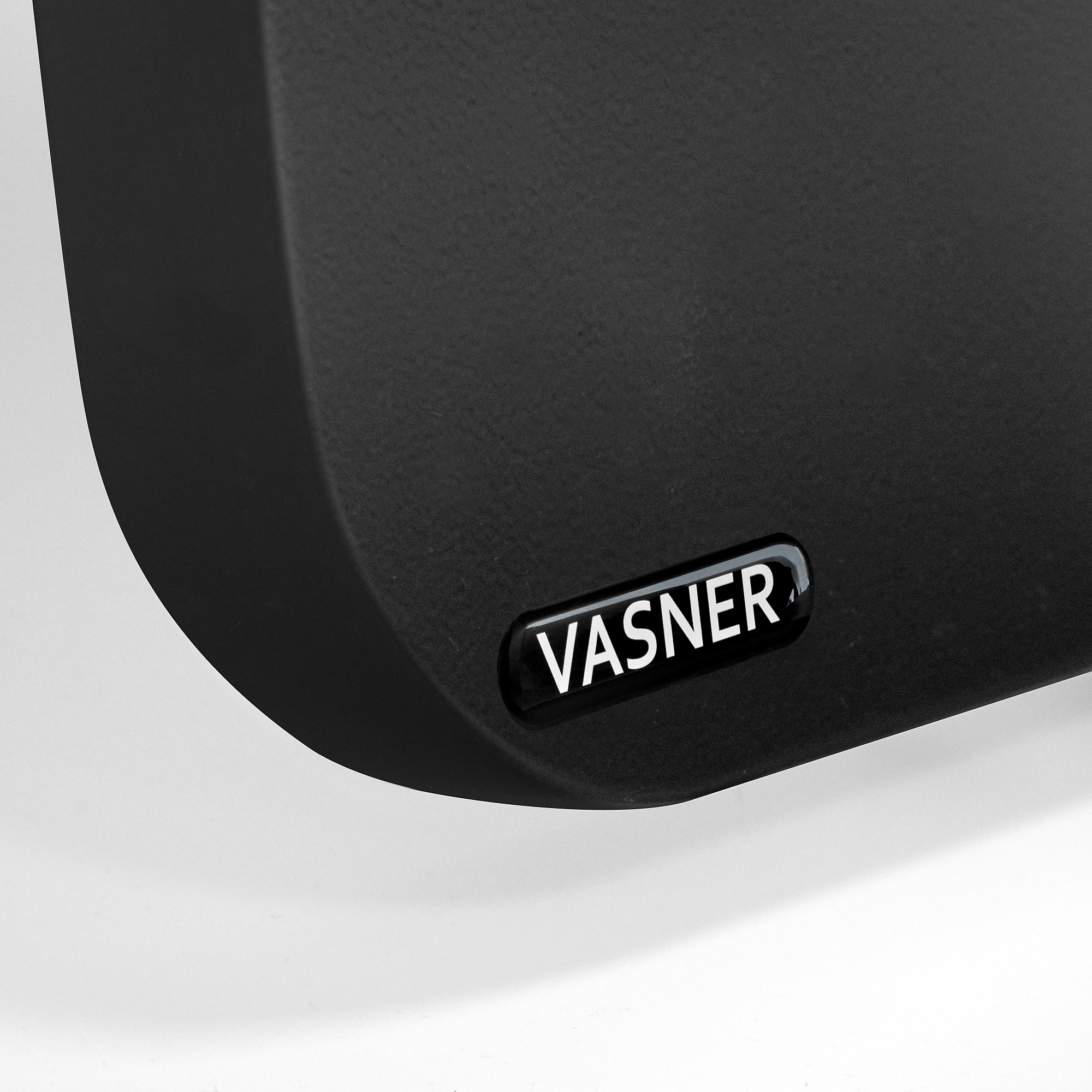 Schwarzes Objekt mit dem Wort 'VASNER'.