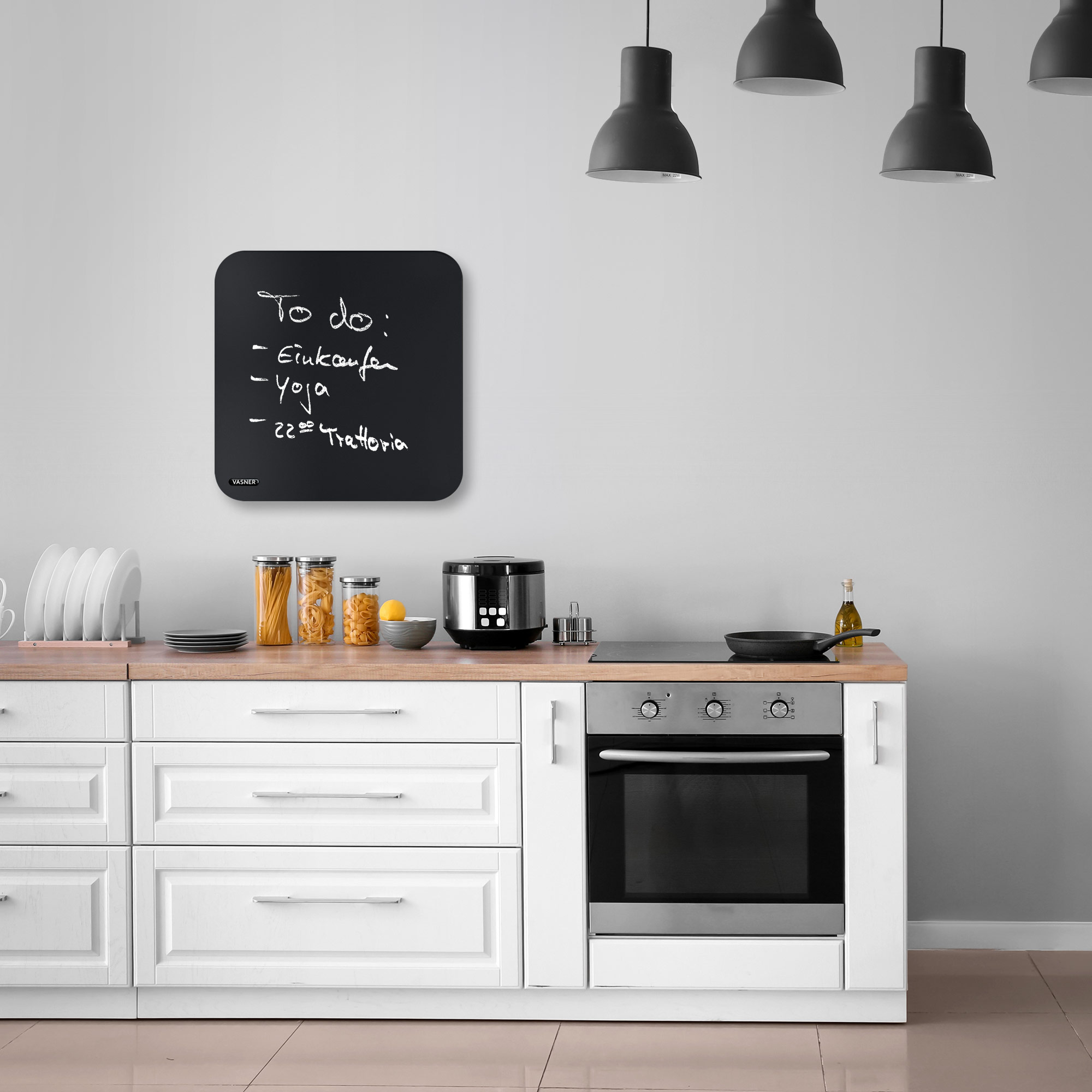 Eine Küchenszene mit einer Tafel mit einer To-Do-Liste und Küchenartikeln.
