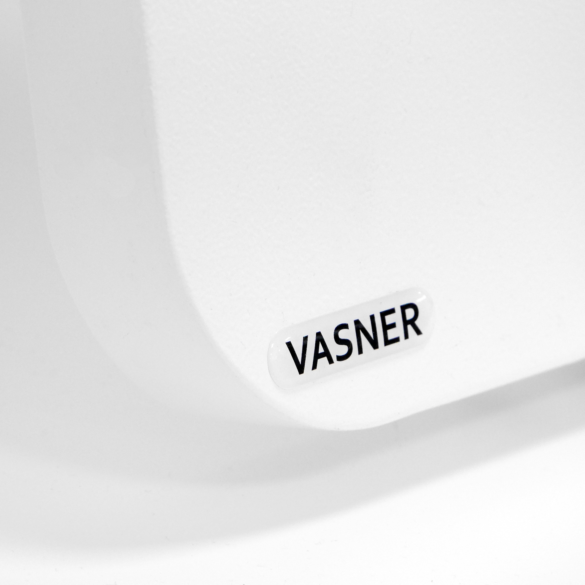 Weiße Oberfläche mit dem aufgedruckten Wort 'VASNER'.