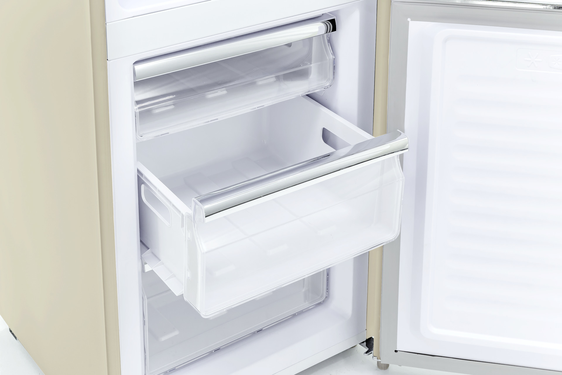 Kühlschrankinnenraum mit offener Schublade. Zeigt transparente Schubladen und Lagerung.