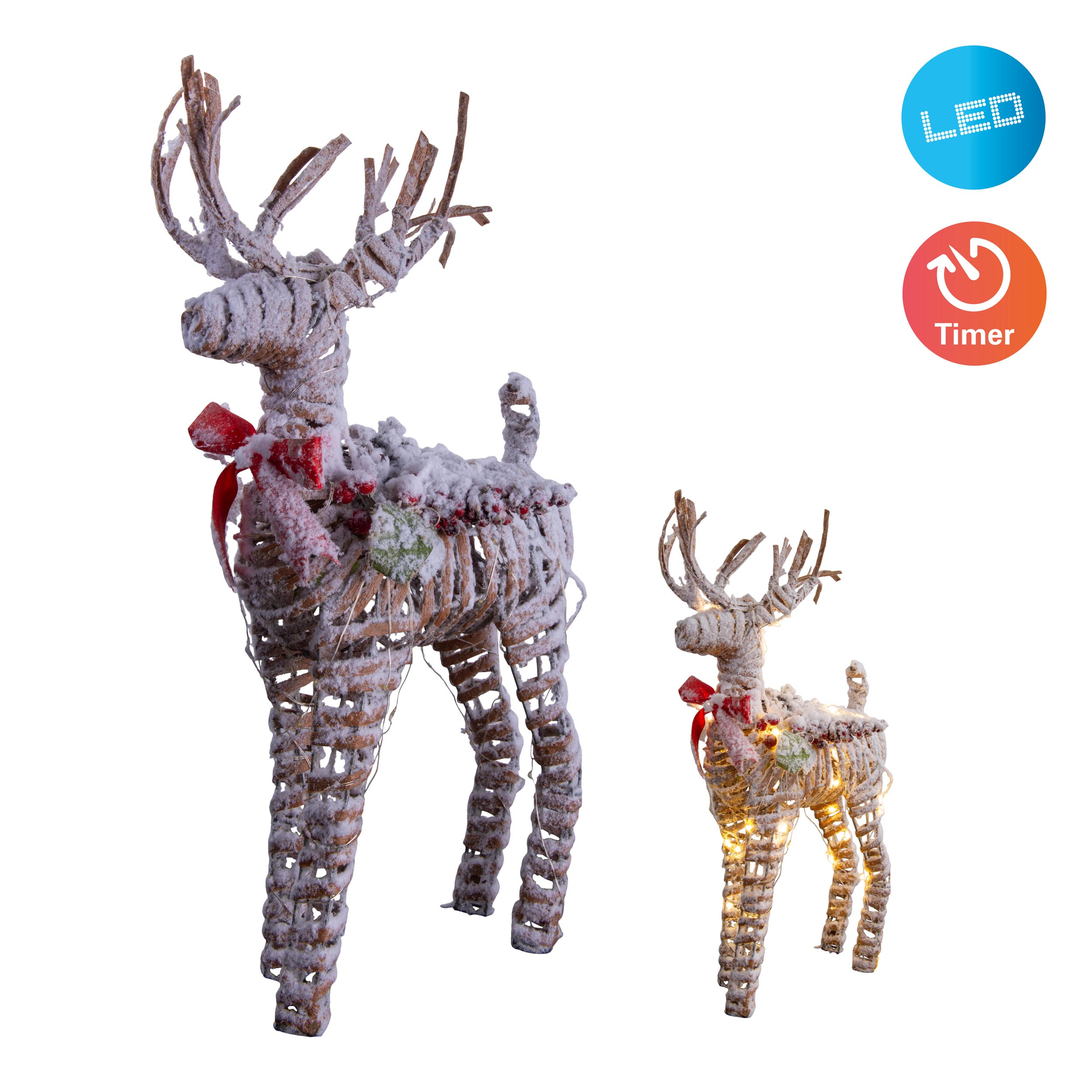 Zwei Weihnachtsrentierdekorationen, schneebedeckt, mit Lichtern und roten Schleifen.