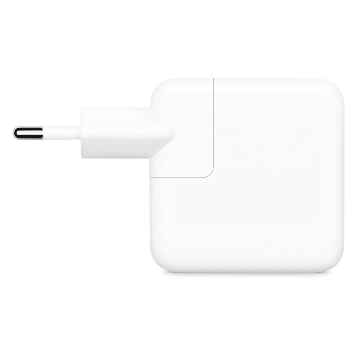 Weißes Apple-Ladegerät mit Stecker auf weißem Hintergrund.