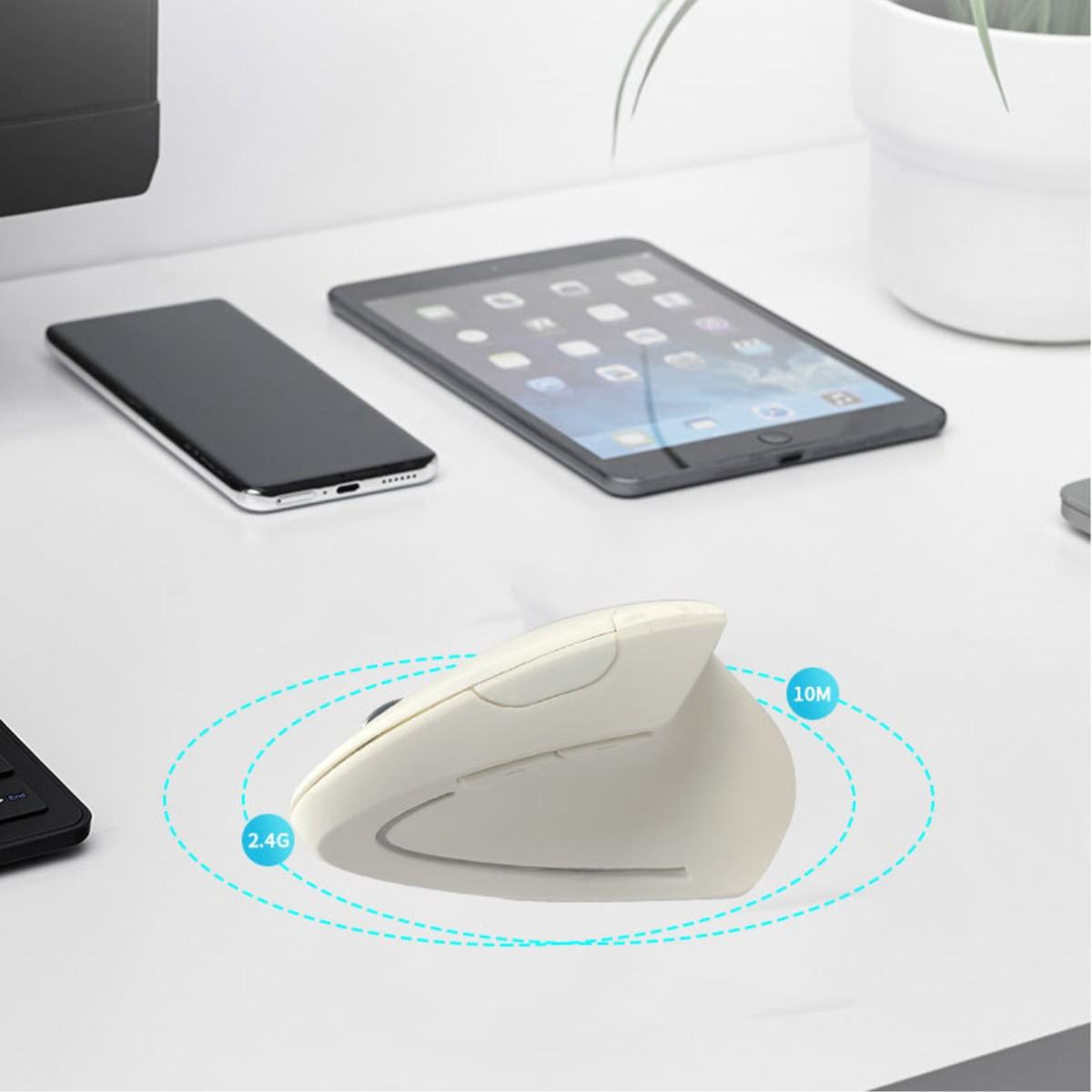 Weiße ergonomische Maus auf einem Schreibtisch mit Telefon und Tablet. 2,4G- und 10M-Etiketten sichtbar.
