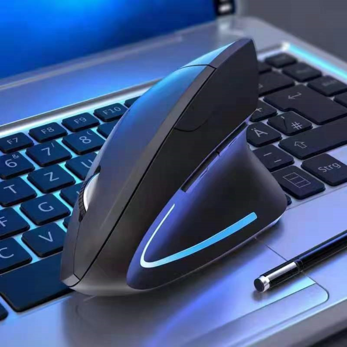 Schwarze ergonomische Maus auf Laptop-Tastatur, mit Stift. Mit blauem Licht beleuchtet.