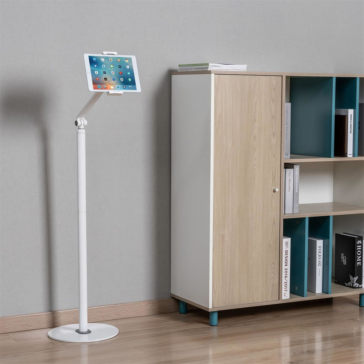 Tablette sur un support à côté d'un meuble avec des livres.