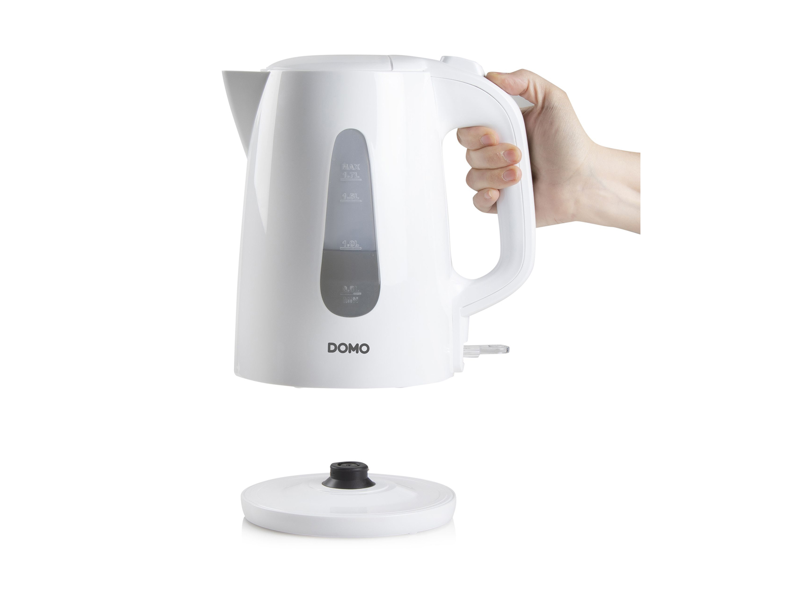 Un bollitore elettrico bianco tenuto da una mano, con la sua base separata.