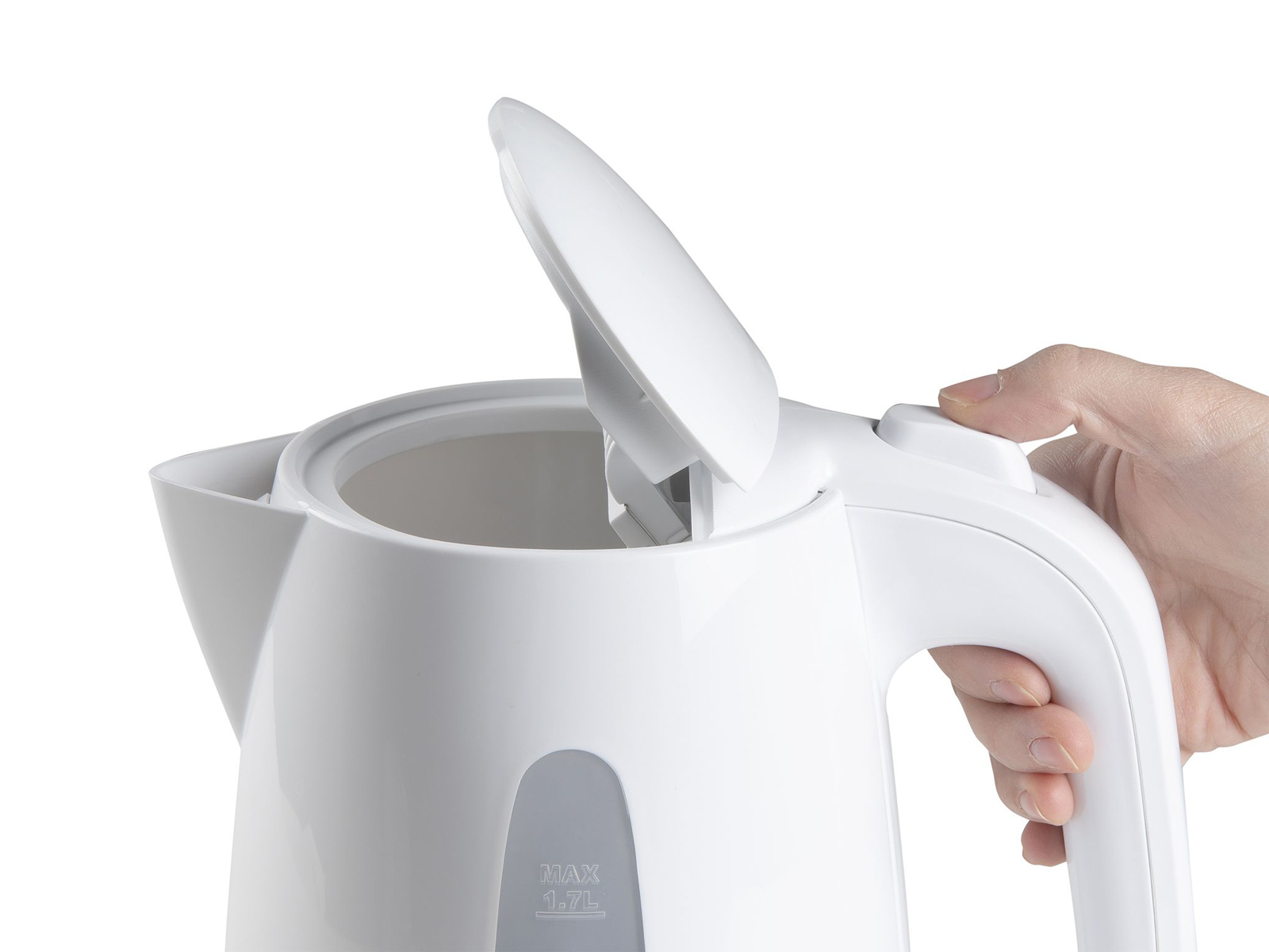 Un bollitore elettrico bianco, con il coperchio aperto, tenuto da una mano.