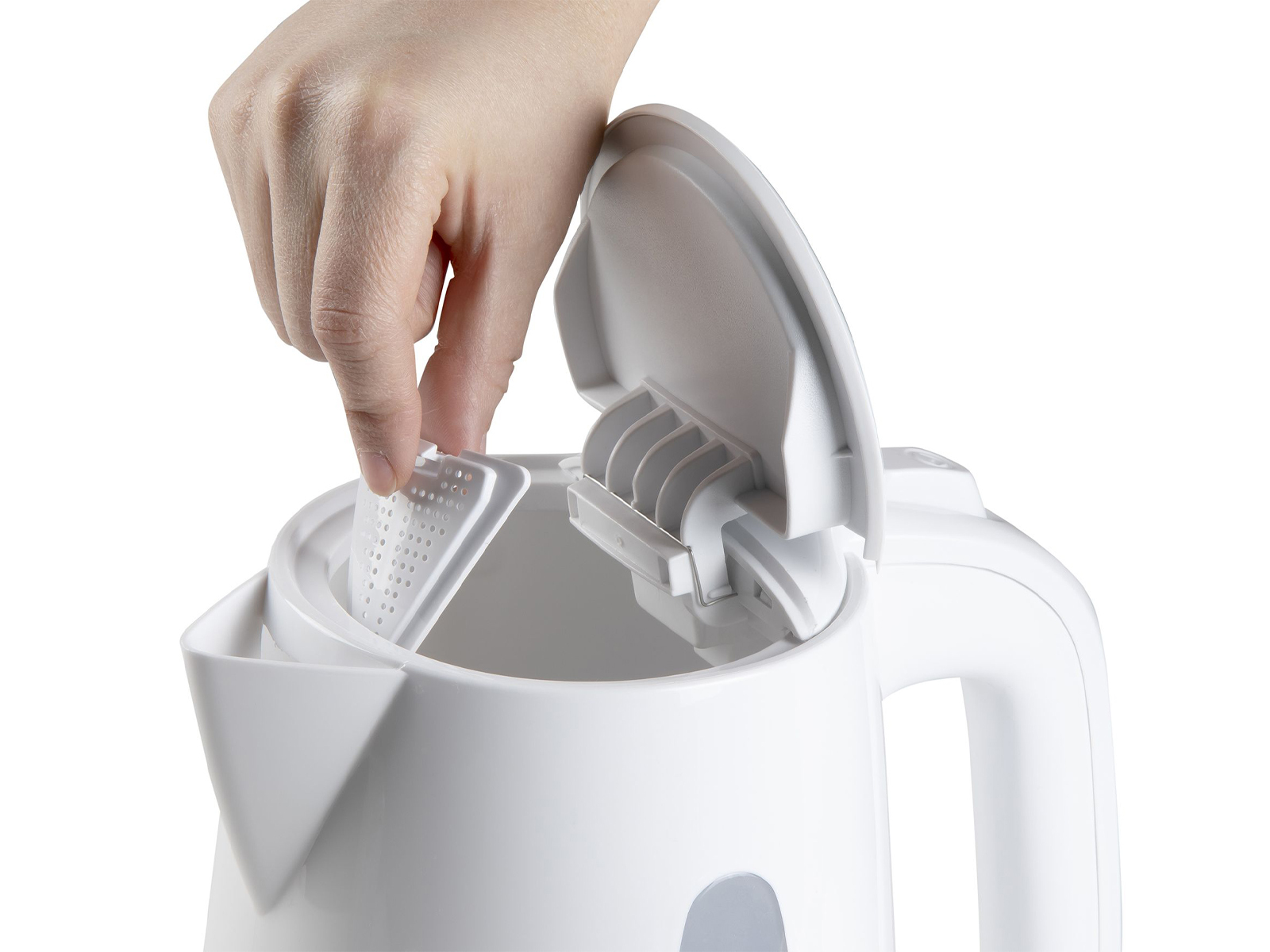 Mano che apre il coperchio di un bollitore elettrico bianco, rivelando un filtro.