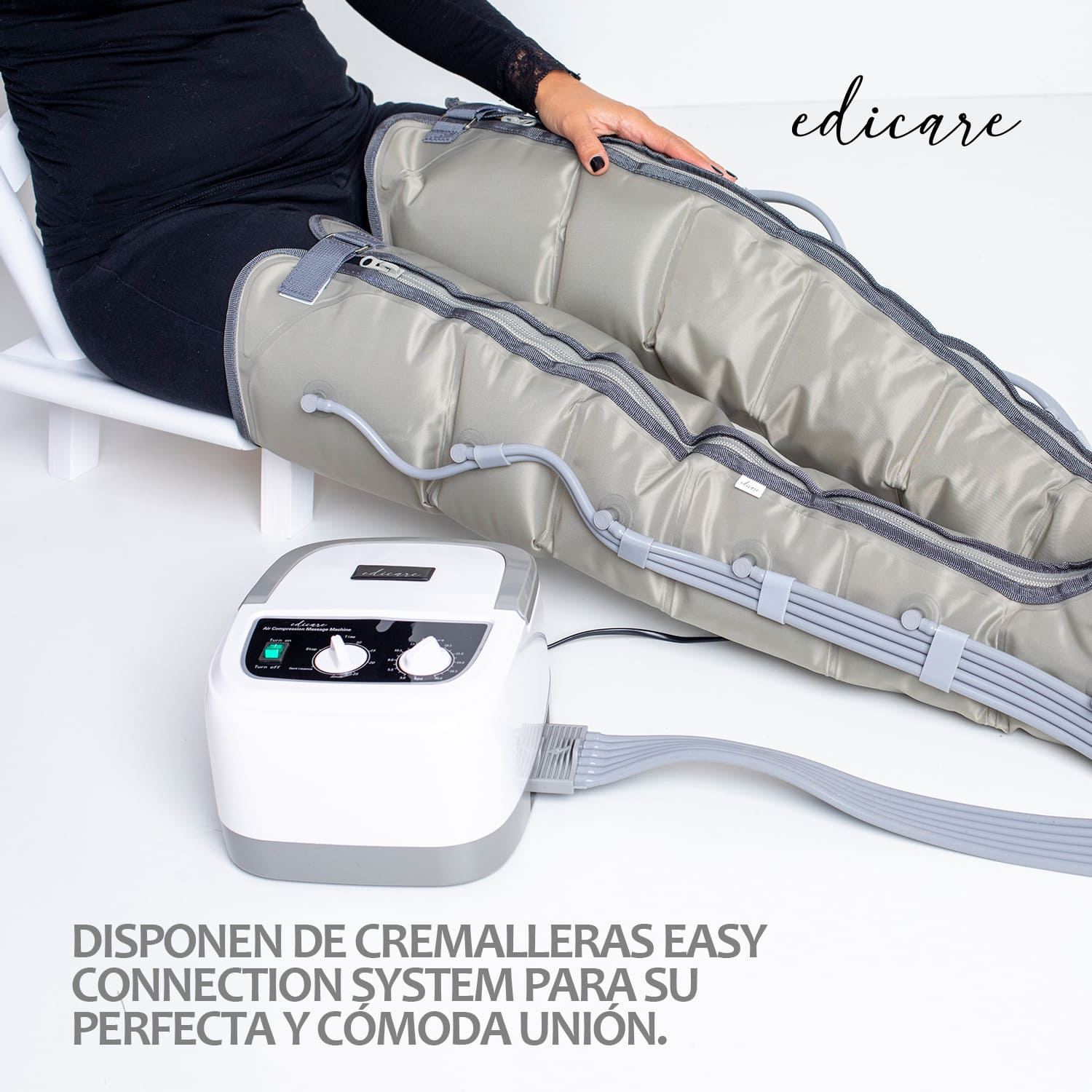 Donna con leggings grigi per terapia compressiva, seduta su una sedia bianca, accanto a una macchina grigia e bianca.