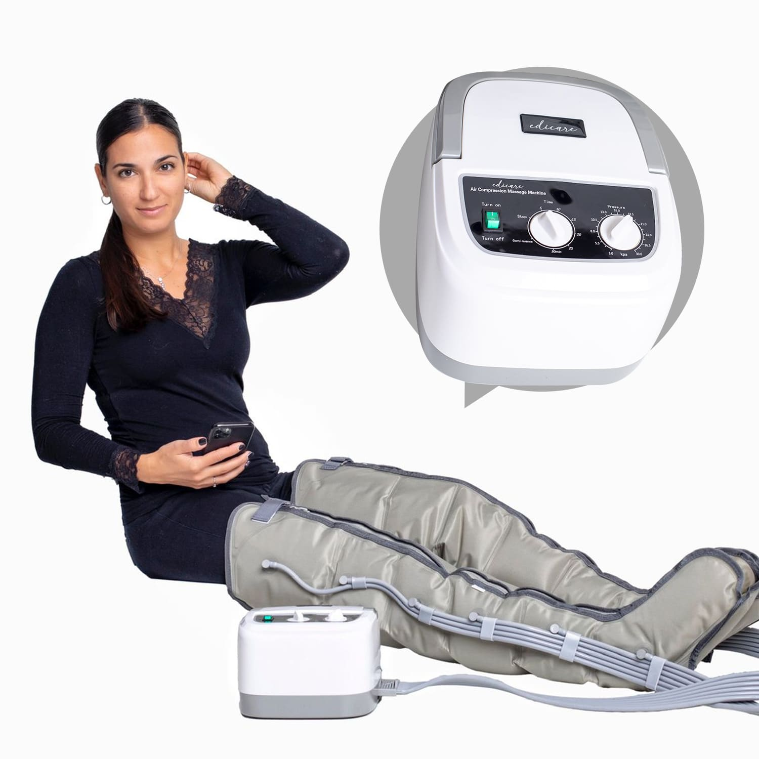 Donna che usa macchina a compressione per gambe, sfondo bianco, macchina in bolla.