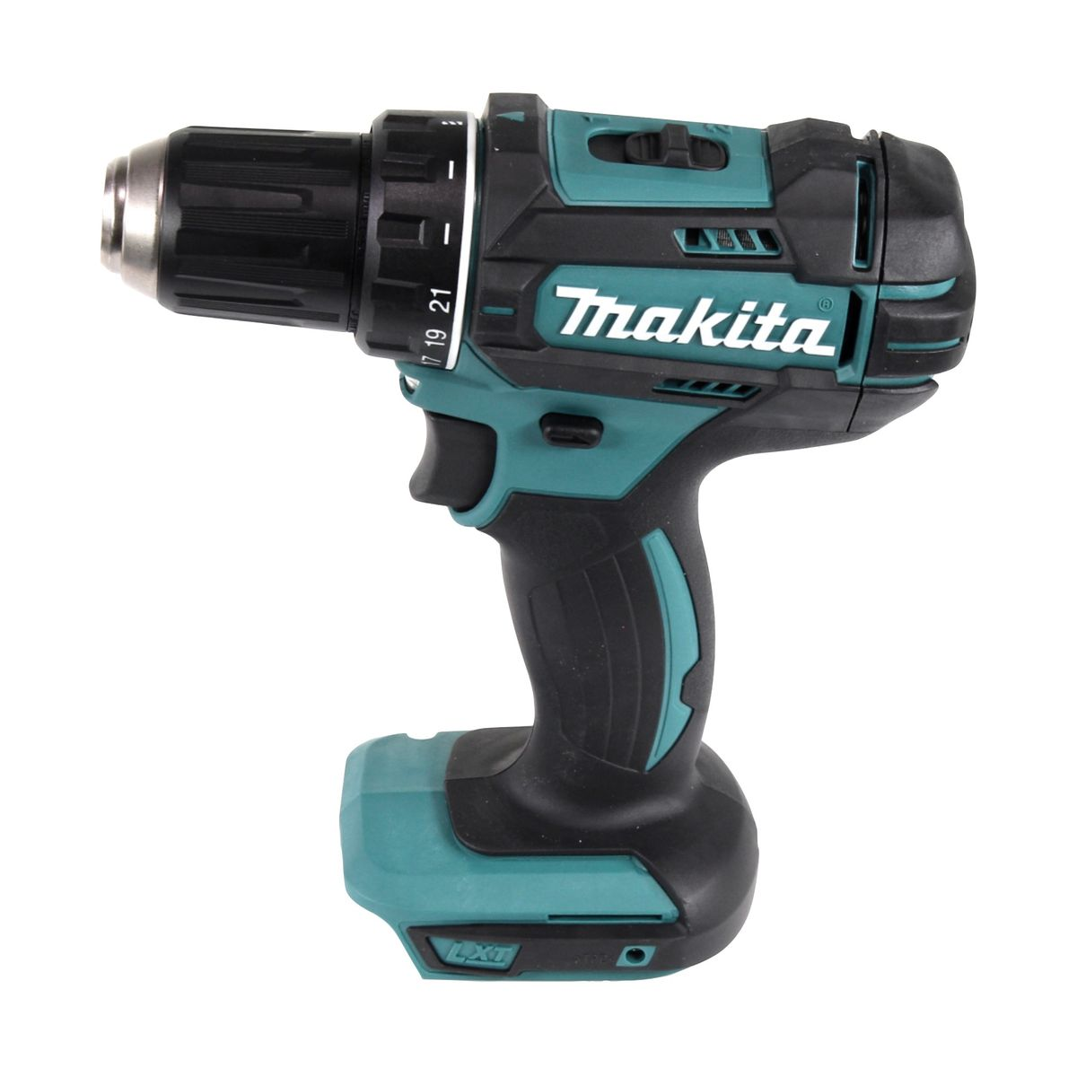 Eine türkisfarbene und schwarze Makita-Bohrmaschine, isoliert auf Weiß. Die Bohrmaschine ist nach rechts abgewinkelt.