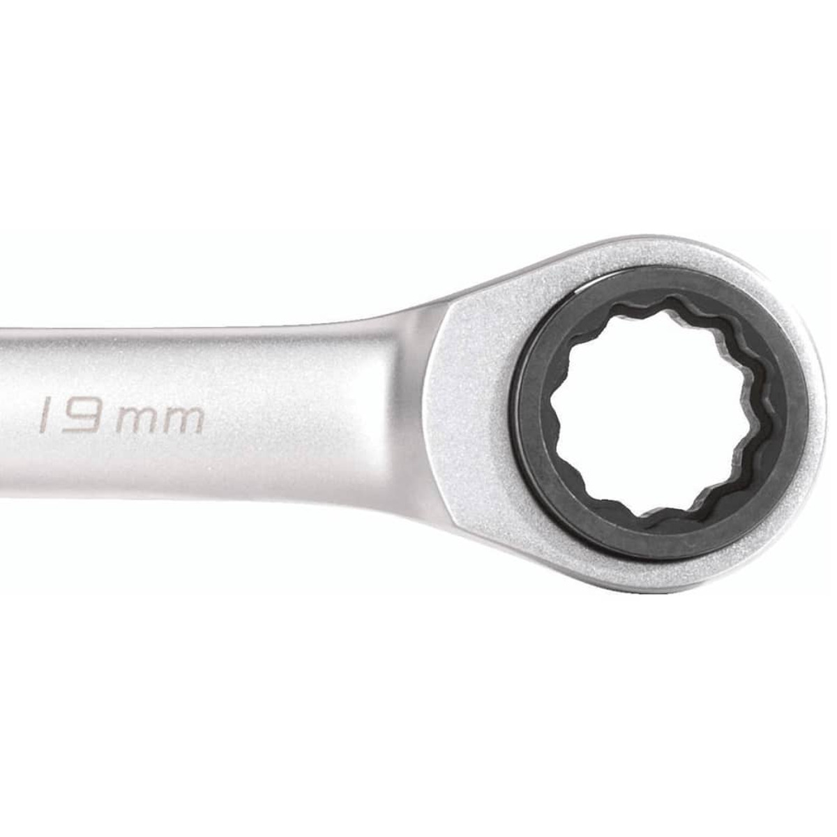 Nahaufnahme eines silbernen 19-mm-Ratschenschlüssels.