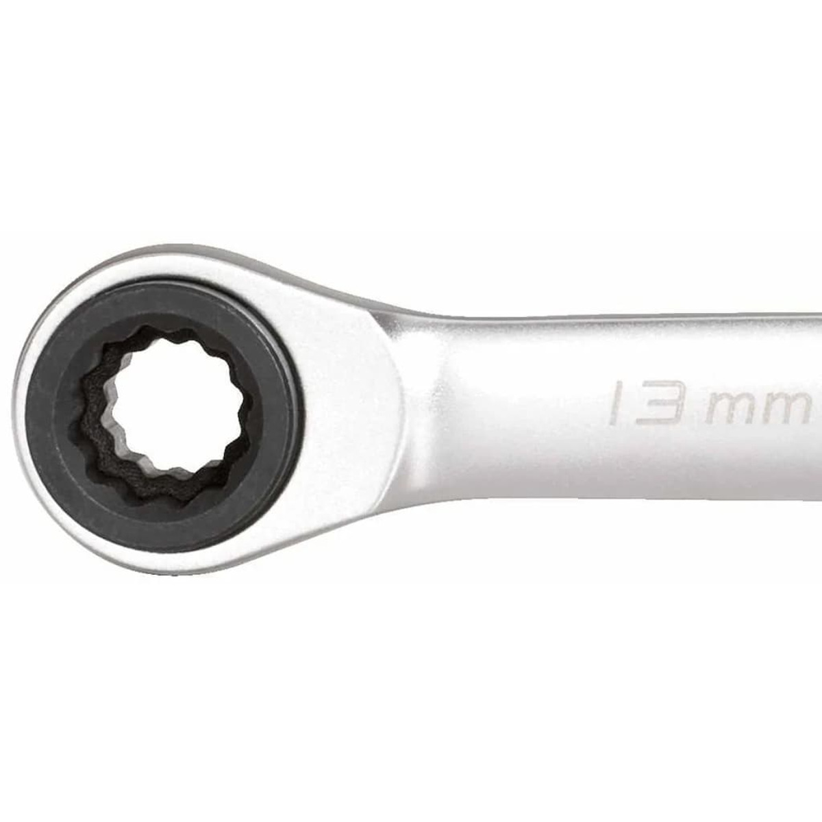 Nahaufnahme eines silbernen Ratschenschlüssels, der die Größe 13 mm und den Zahnmechanismus zeigt.