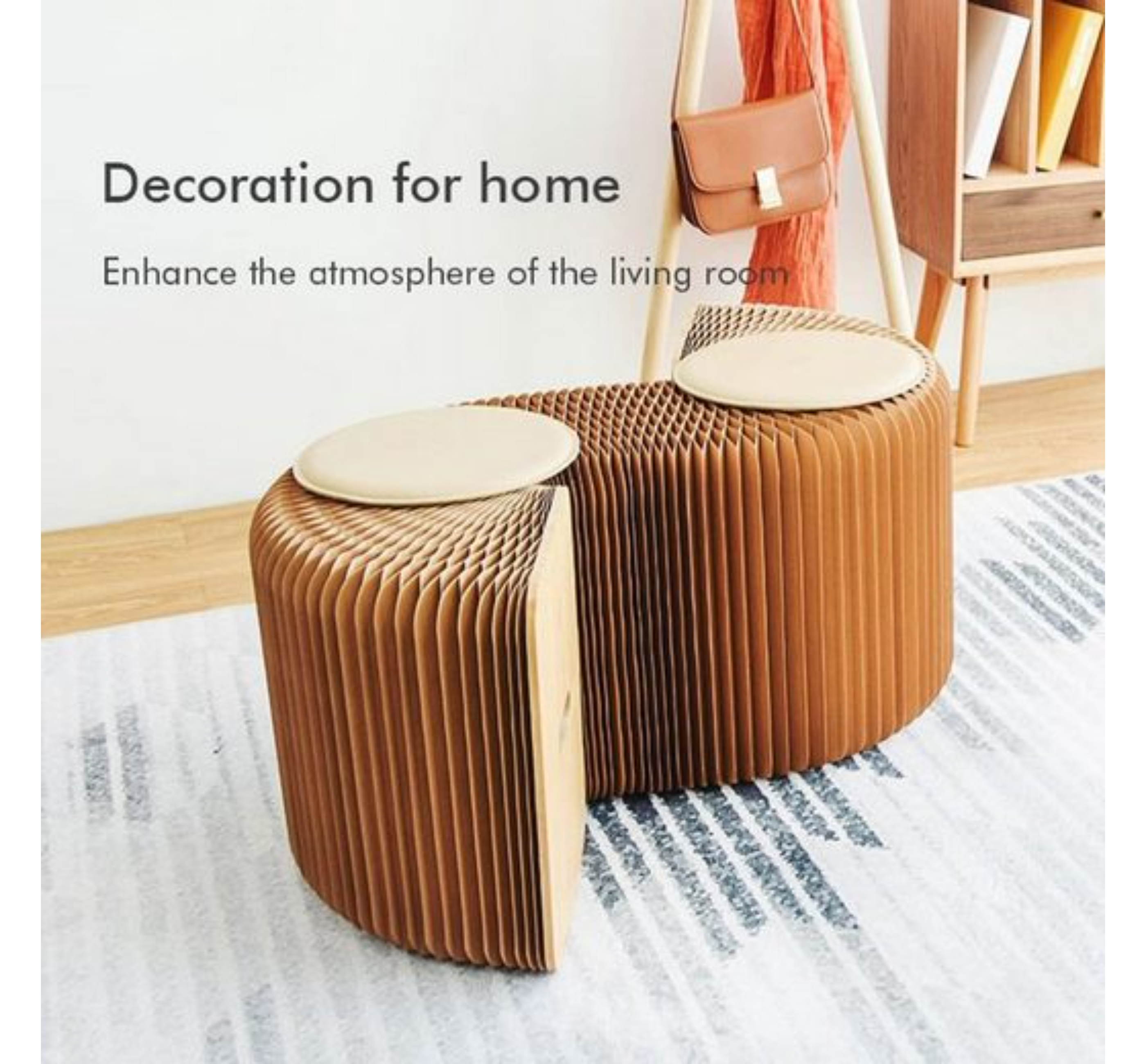 Brauner Papierhocker, zwei beige Kissen. Dekoration für Zuhause.