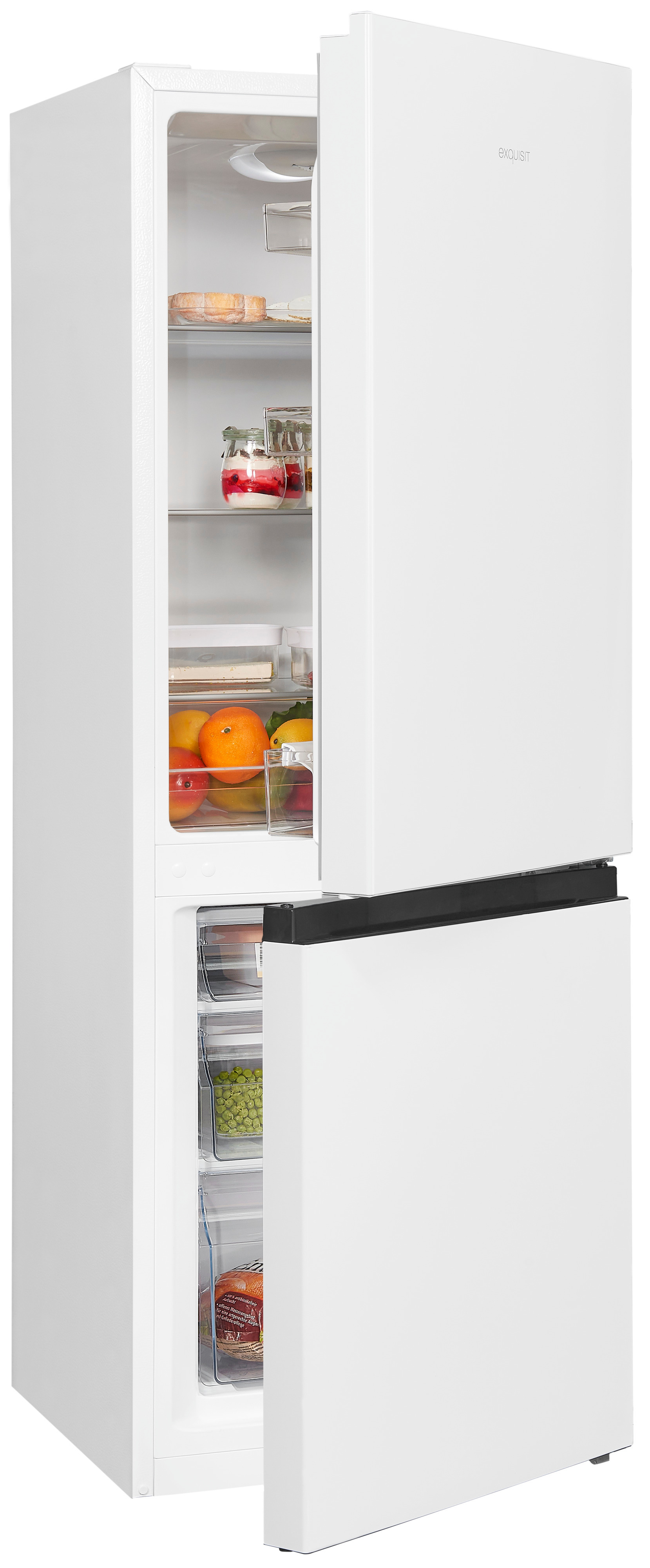 Un refrigerador blanco con dos puertas abiertas, mostrando estantes y contenido como frutas y frascos.