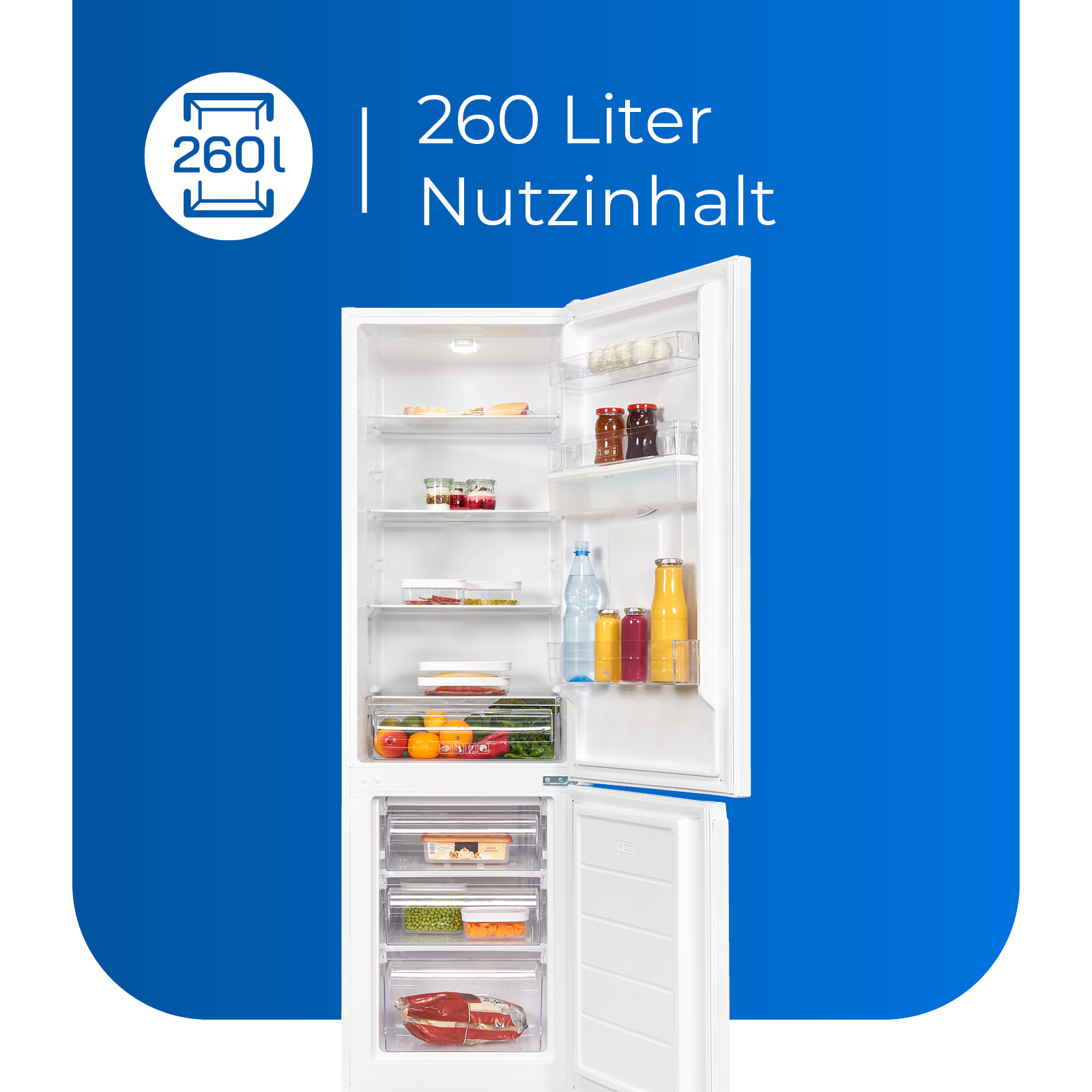 Offener weißer Kühlschrank mit Regalen, Schubladen und Lebensmitteln auf blauem Hintergrund.