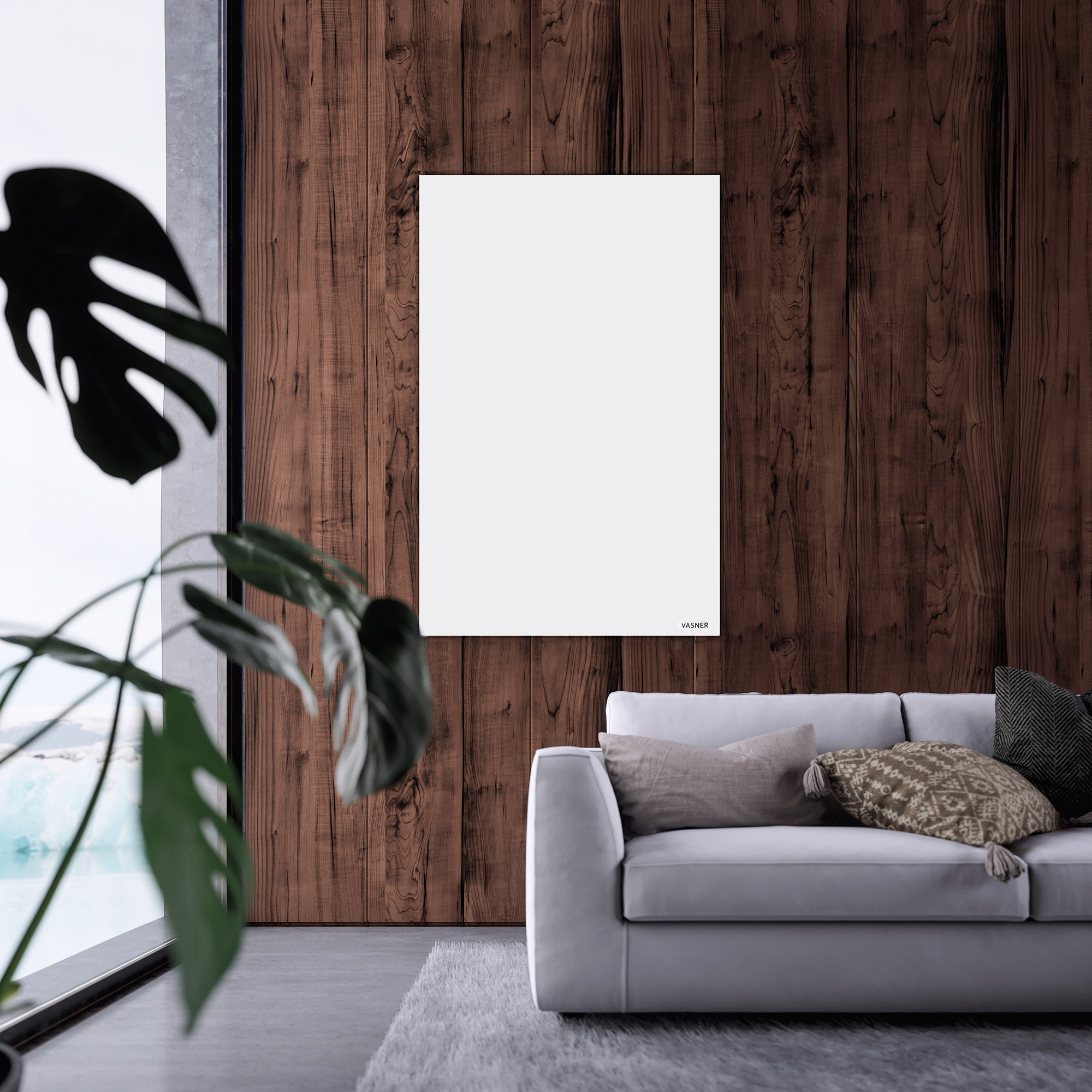 Leere weiße Leinwand an einer Holzwand, mit weißem Sofa und Pflanze davor.