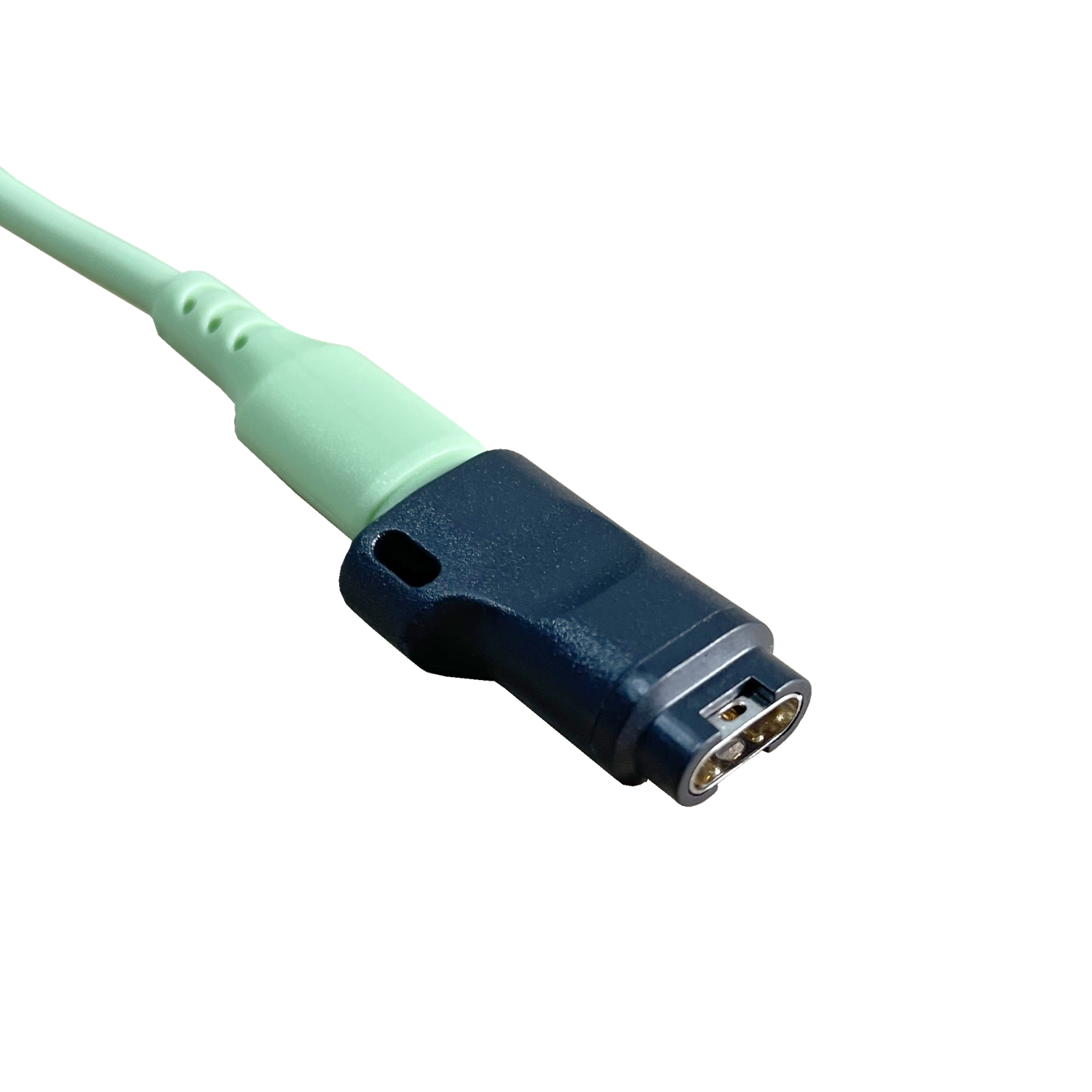 Zielony i czarny kabel ze złączem. Białe tło.