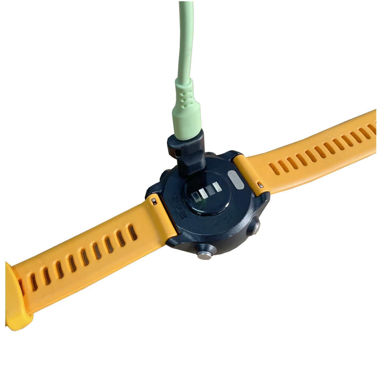 Smartwatch ładowany zieloną ładowarką. Zegarek ma żółty pasek.