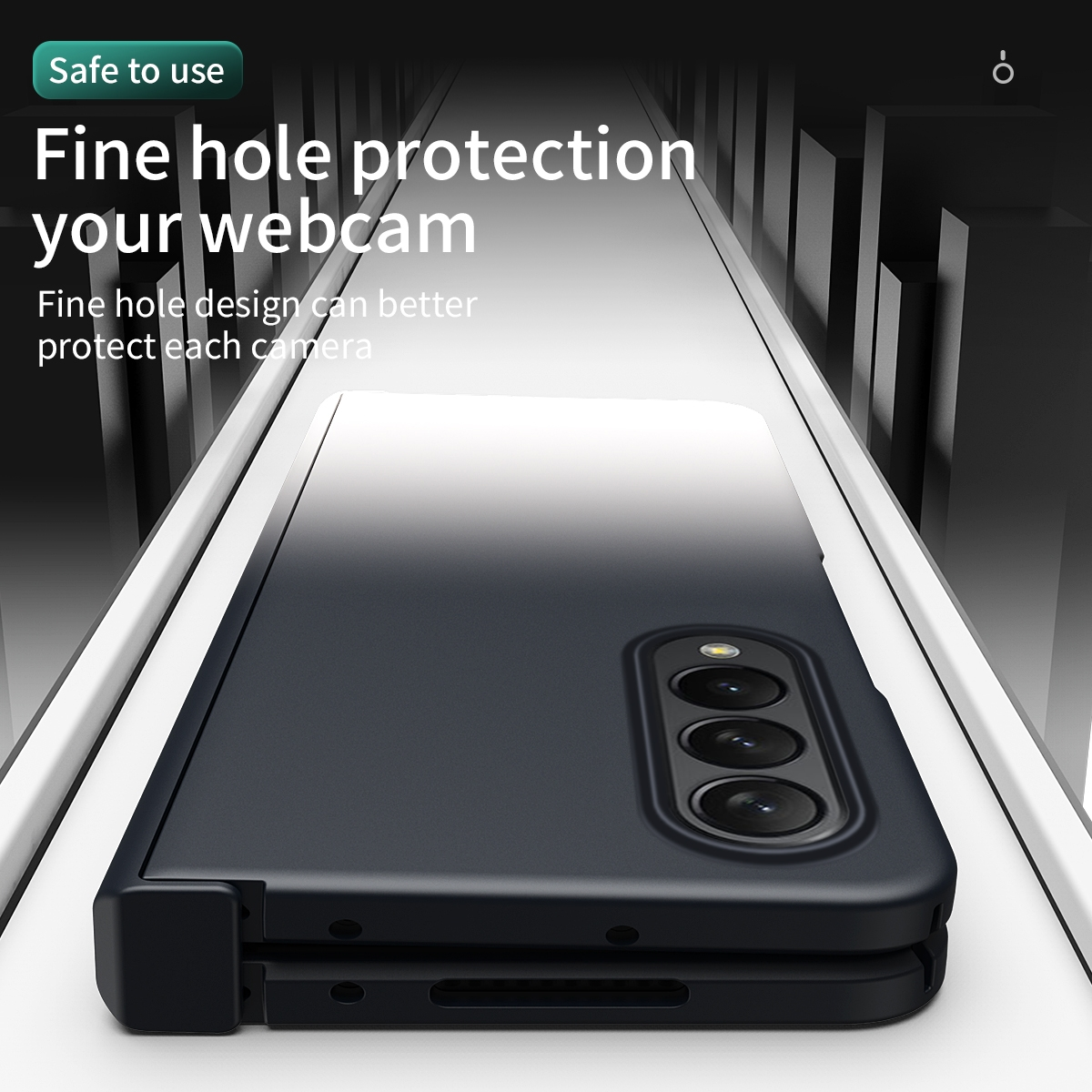 Geschlossene schwarze Handyhülle, weißer Hintergrund, mit Text zum Webcam-Schutz.