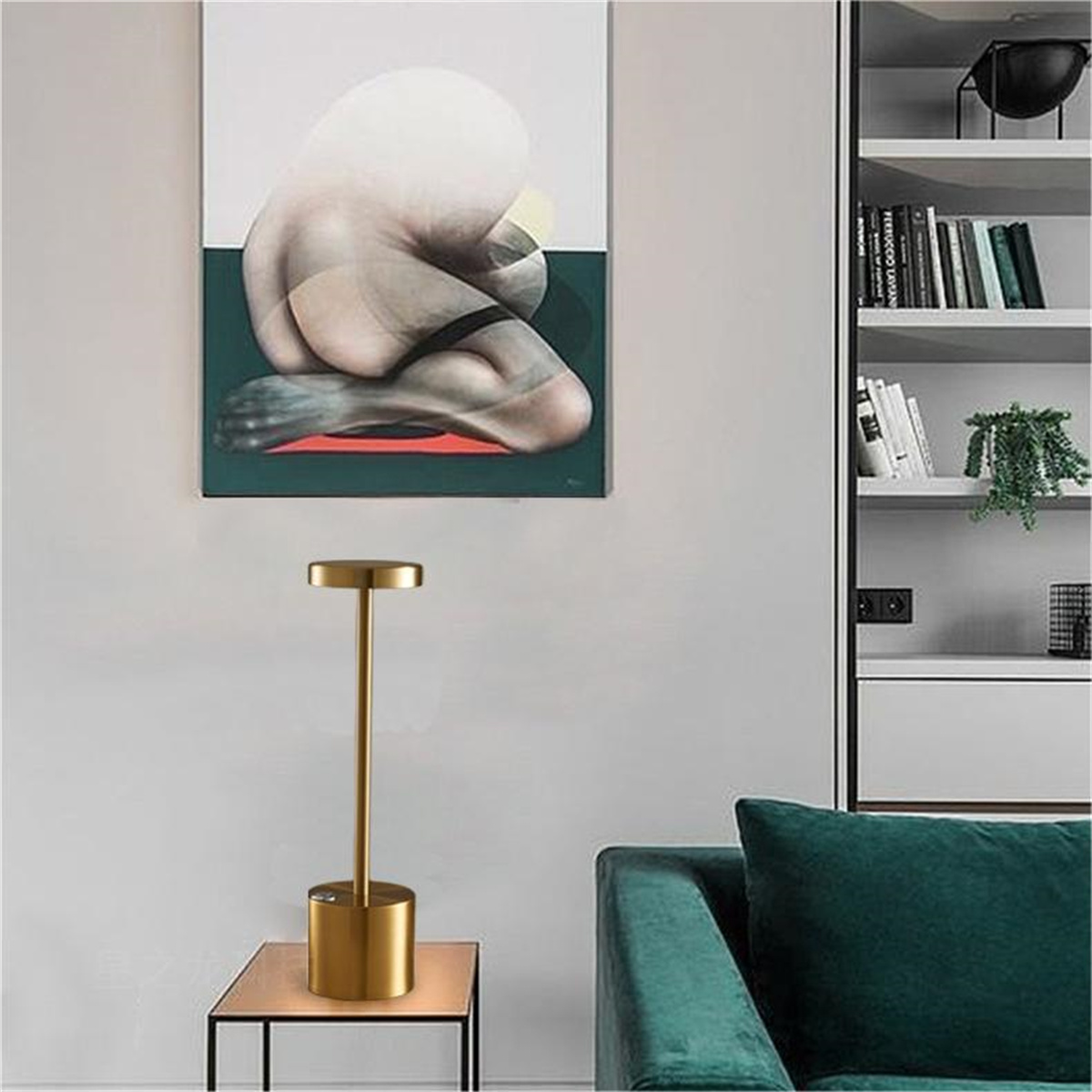 Goldene Lampe auf einem Tisch. Gemälde und Sofa im Hintergrund.