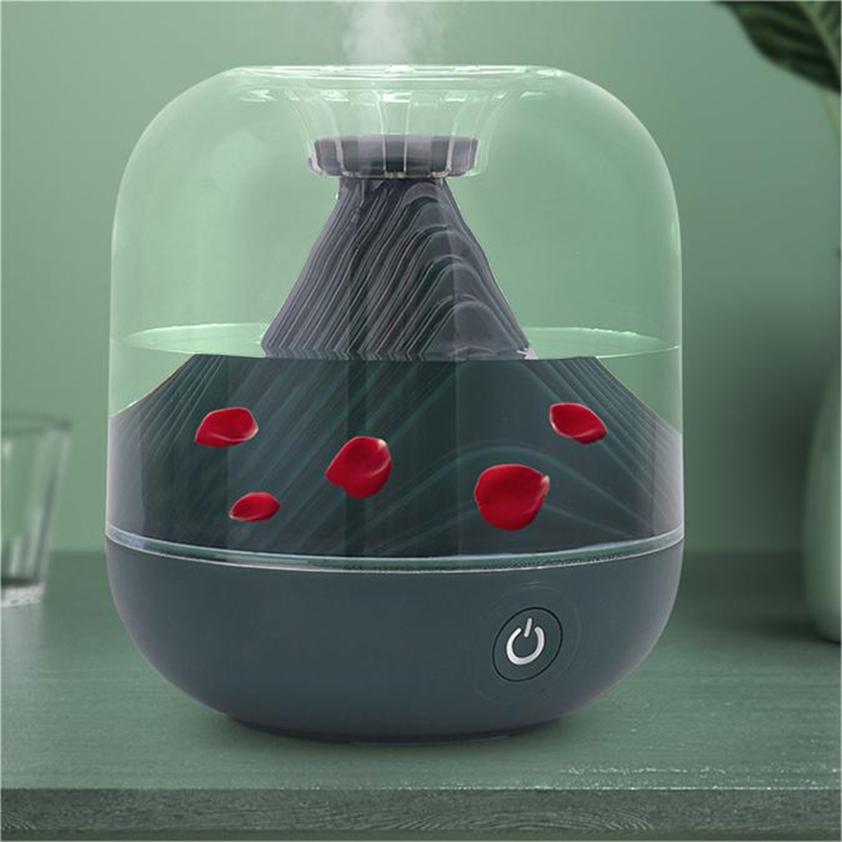 Aromadiffusor mit vulkanförmigem Innenraum und roten Rosenblättern. Dampf steigt auf.
