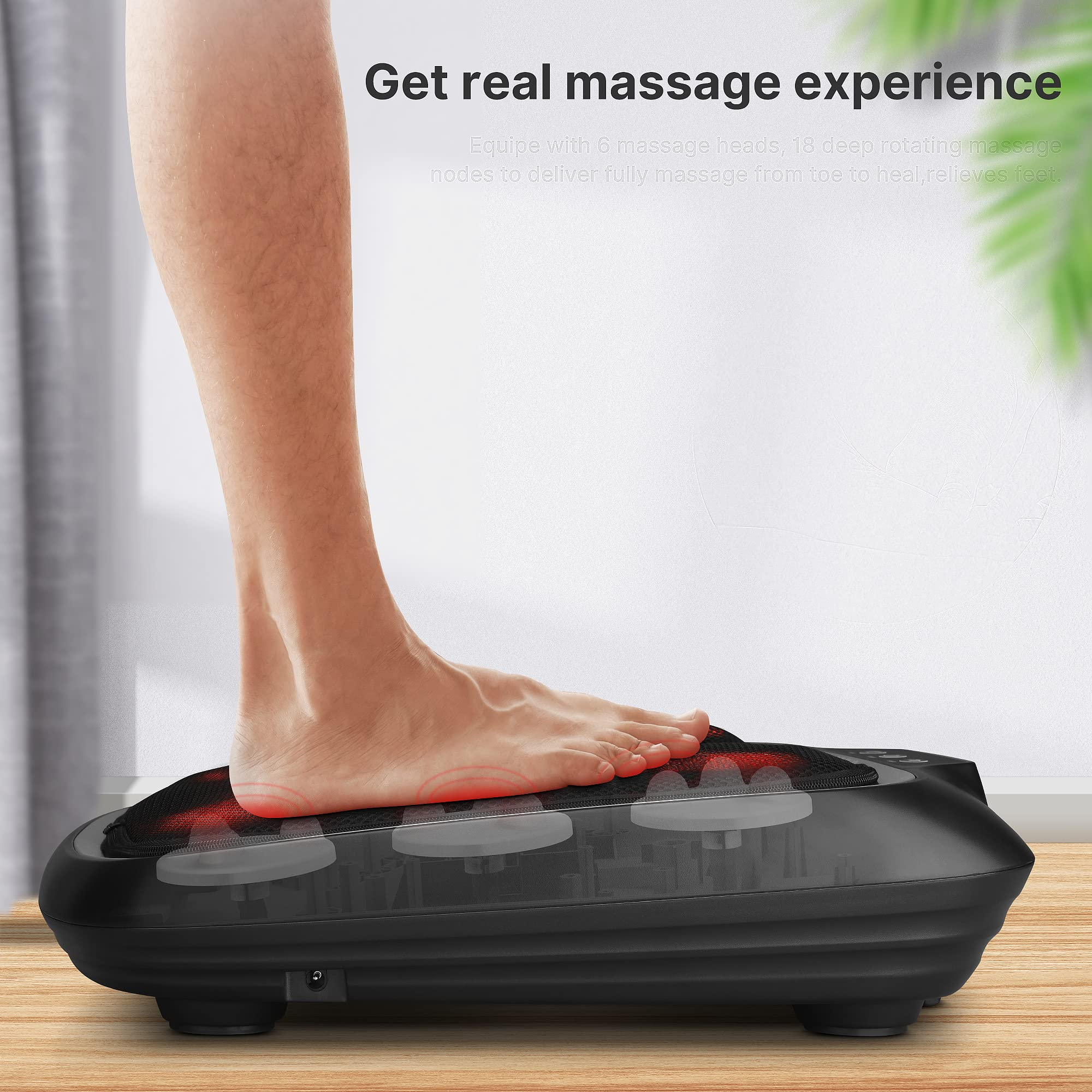 Fuß auf einer Massagegerät mit Massageknoten. Schwarzes Gerät. Rotes Leuchten.
