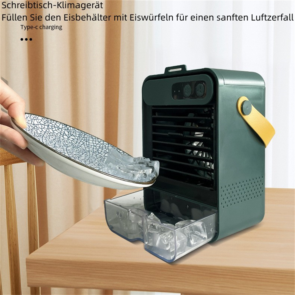 Eine Person gießt Eiswürfel von einem kleinen Teller in einen Tisch-Luftkühler.