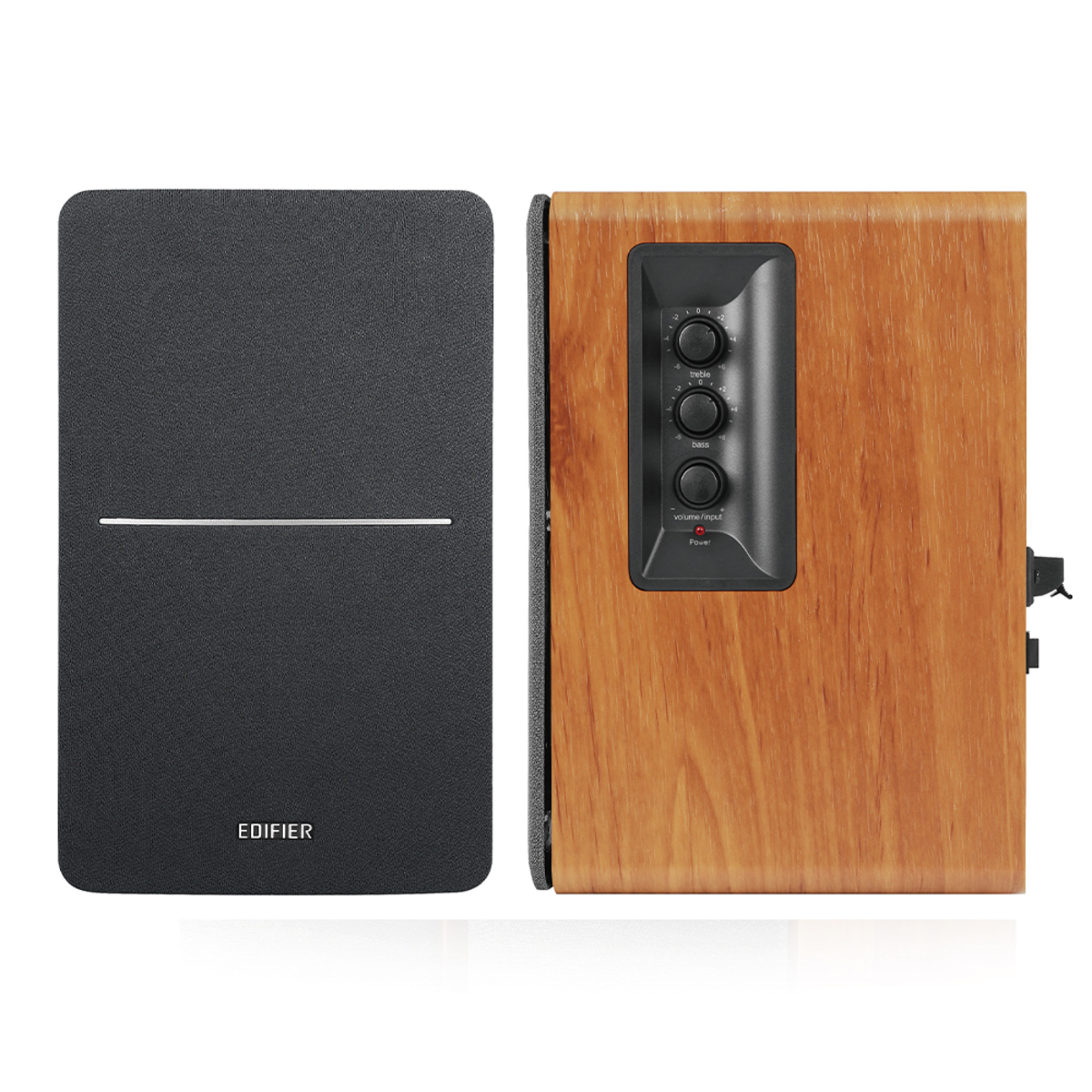 Dwa głośniki. Lewy czarny, prawy drewnopodobny z kontrolkami. Logo EDIFIER po lewej. Białe tło.
