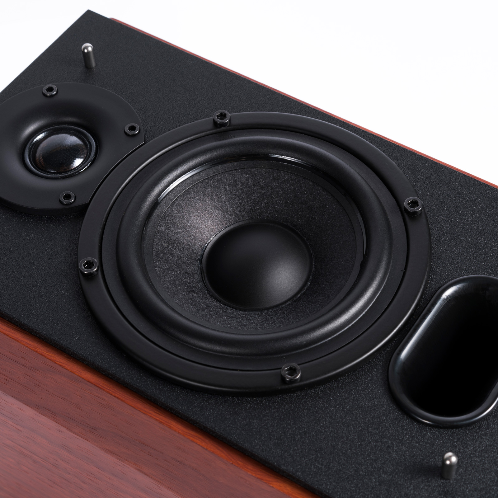 Un altoparlante nero con un woofer nero e un piccolo altoparlante sopra.