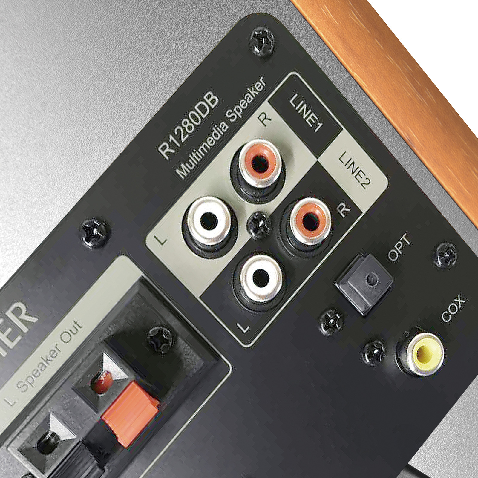 Zbliżenie portów wejściowych głośnika, z widocznymi etykietami i szczegółami śrub.